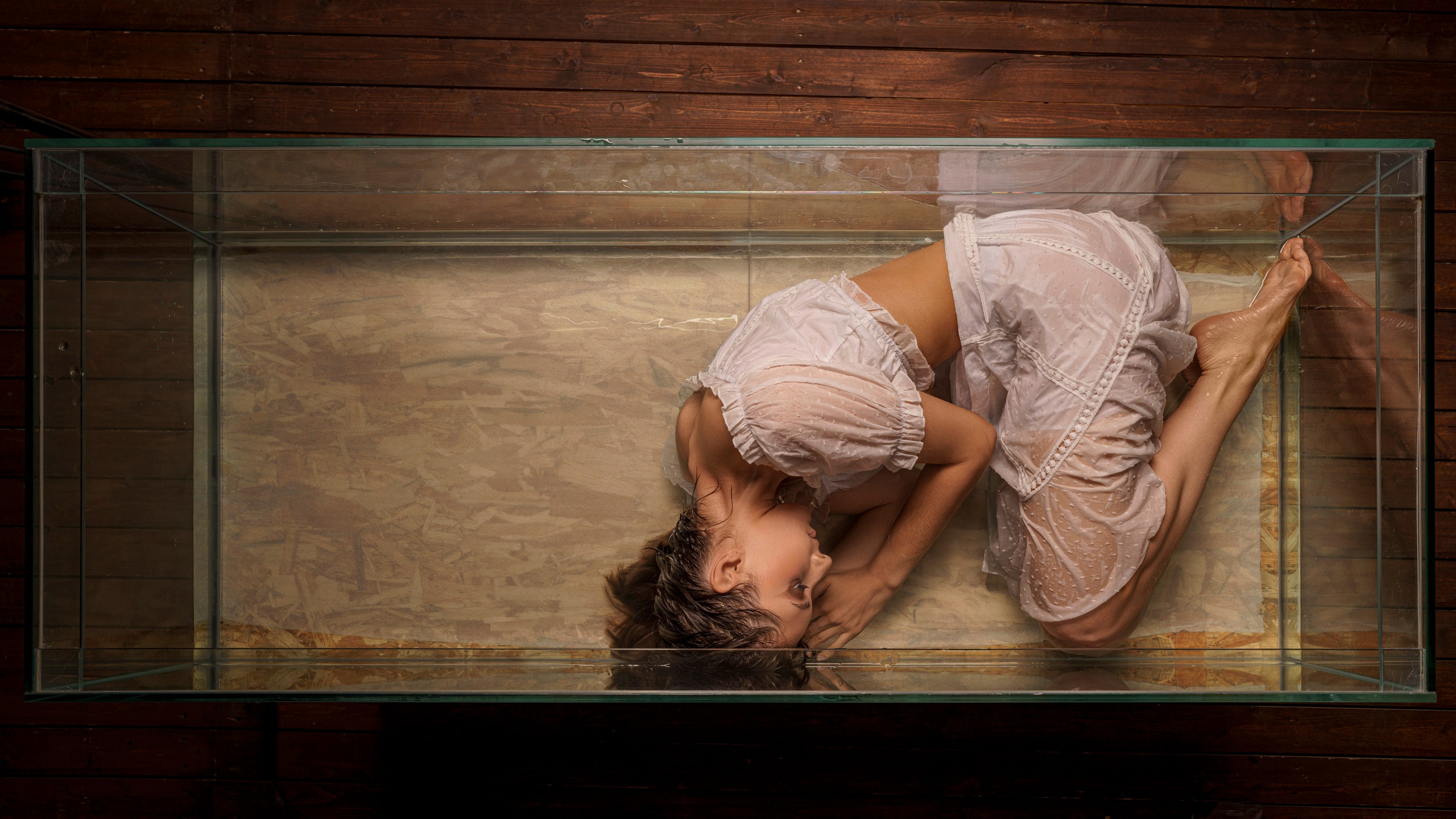 Юля в аквариуме. Фотограф Сергей Танков