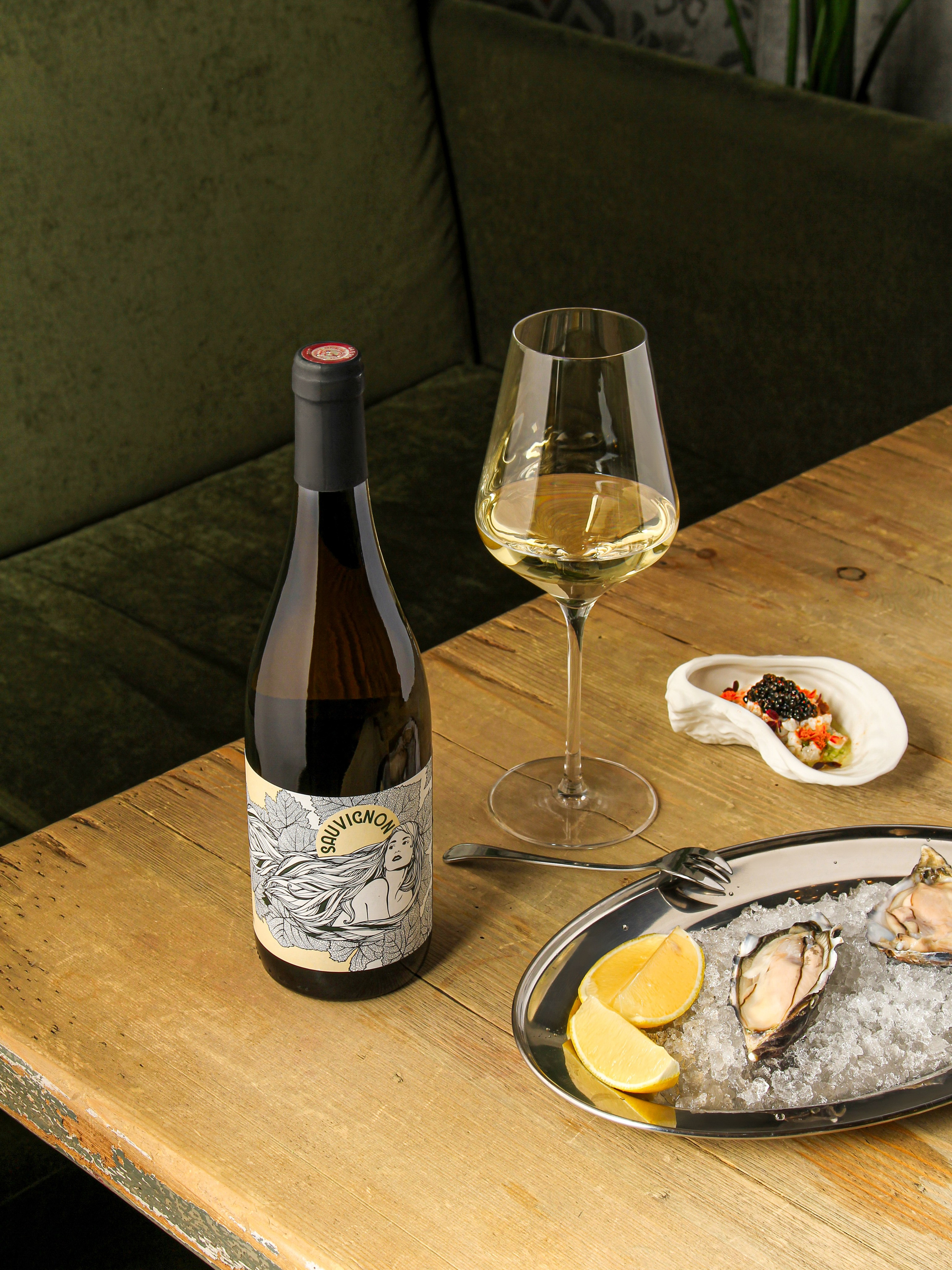 Ресторанное фото бутылки вина с устрицами | Профессиональный предметный фотограф для брендов СПб