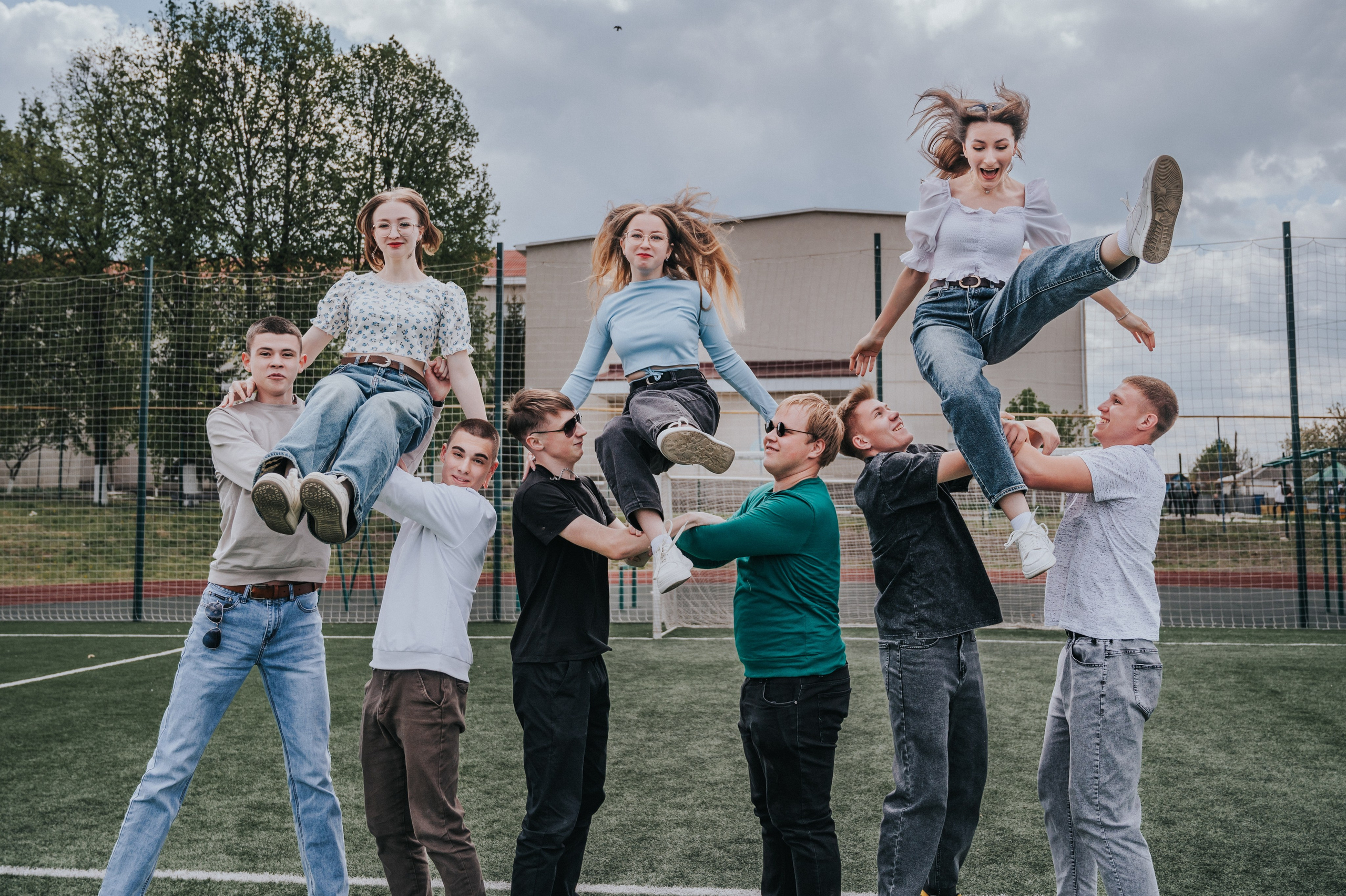 Спортплощадка. Выпускные альбомы и Школьный фотограф в Алексеевке, Бирюче, Красном