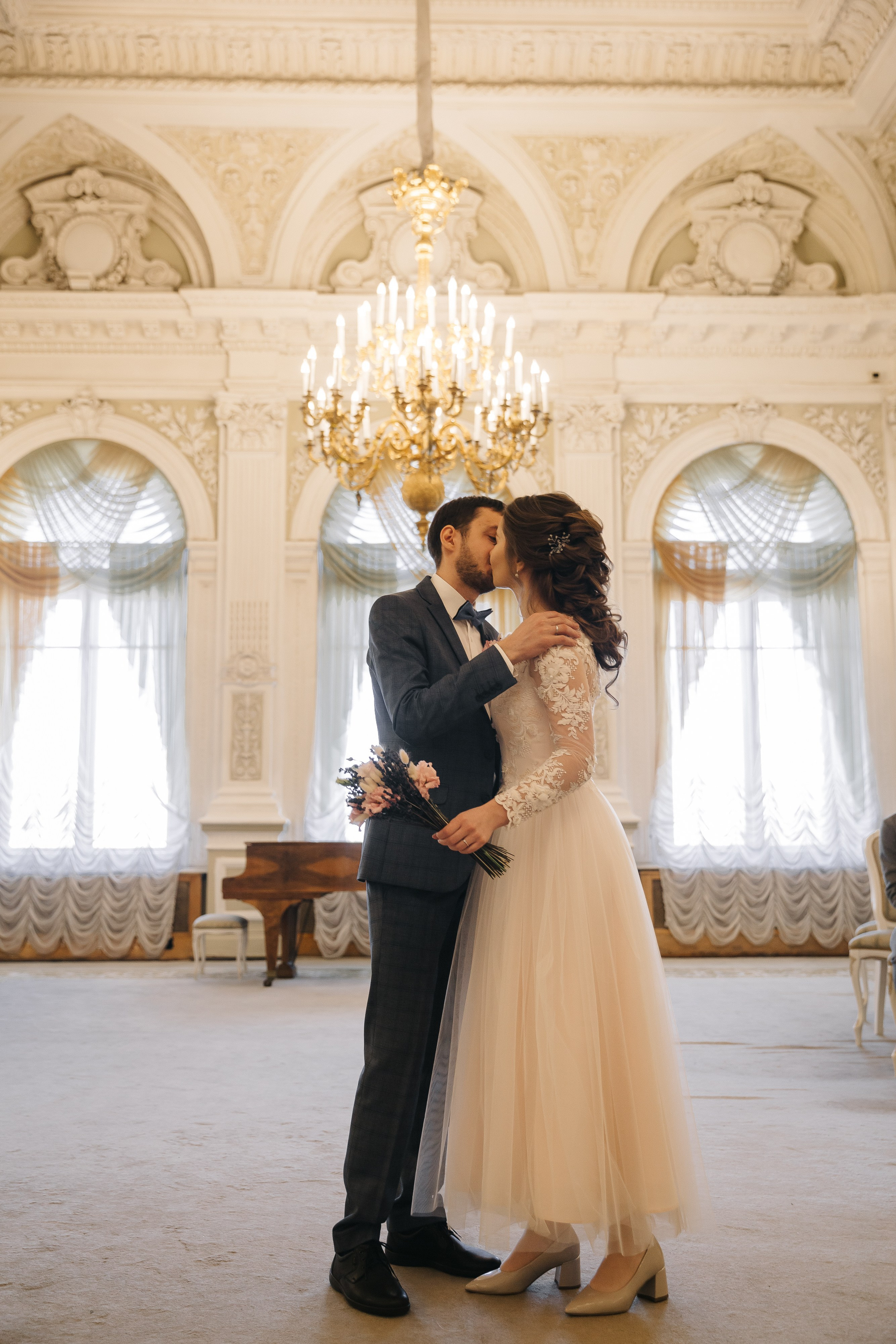 МАЙ | Дворец № 1, Атланты, Эрмитажный дворик. Свадебный фотограф в Санкт-Петербурге Полина Корзухина