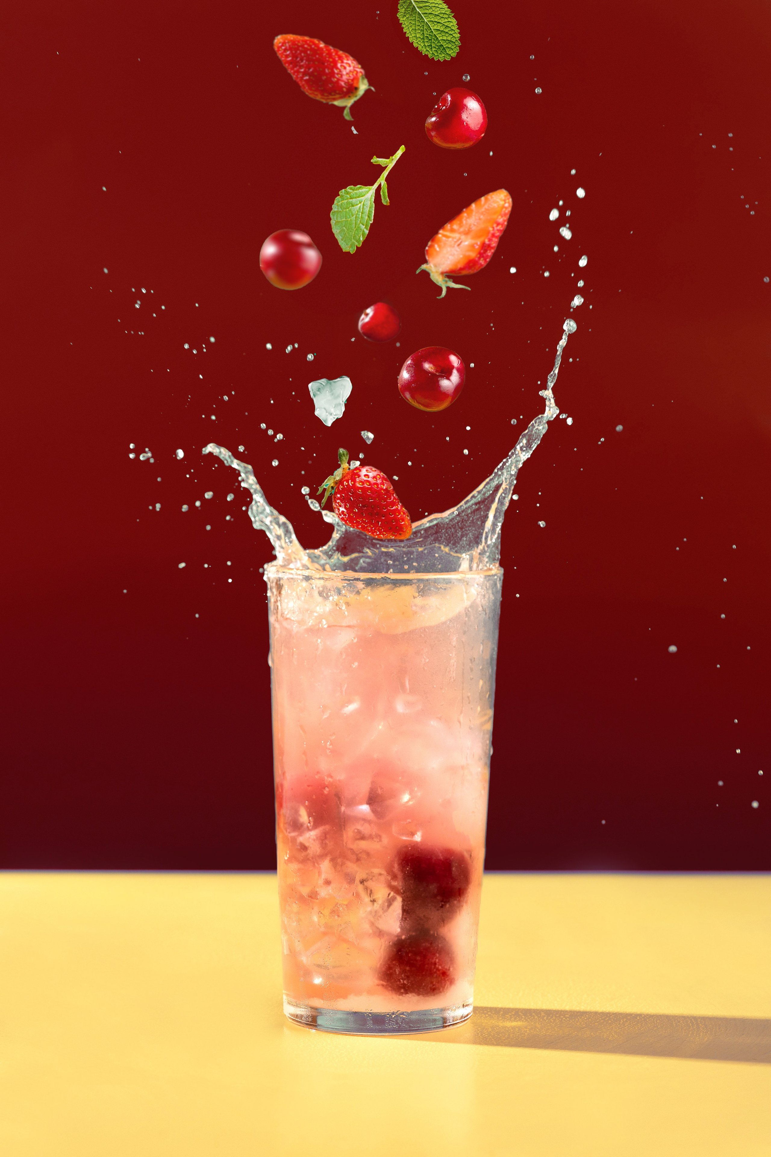 Холодный освежающий морс из ягод вишни с мятой, фудсъемка напитков