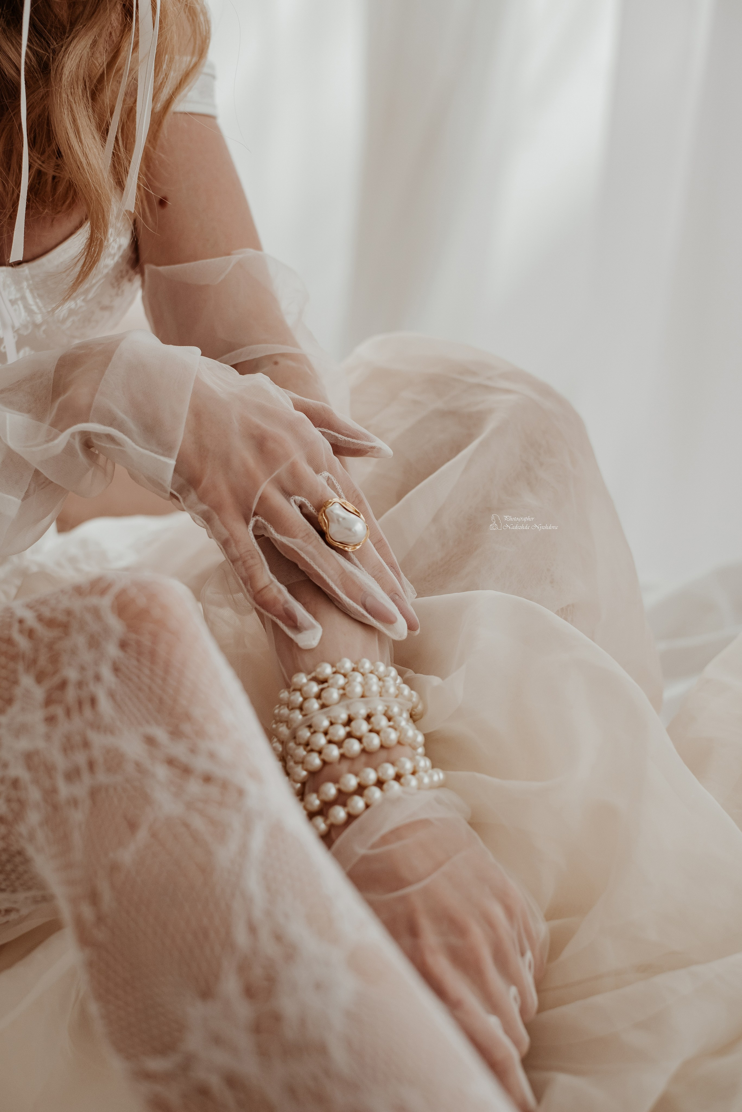 Фотограф: [https://vk.com/capella.photo|Надежда Нуждова]Модель и одежда: [https://vk.com/id14914449|Jannet Just]Макияж и причёска: [https://vk.com/mua_barbiee|Визажист-стилист mua_barbiee]Организатор: [https://vk.com/creative_photoday|creative photoday]Место: [https://vk.com/zapadstudiospb|Фотостудия Zapad]