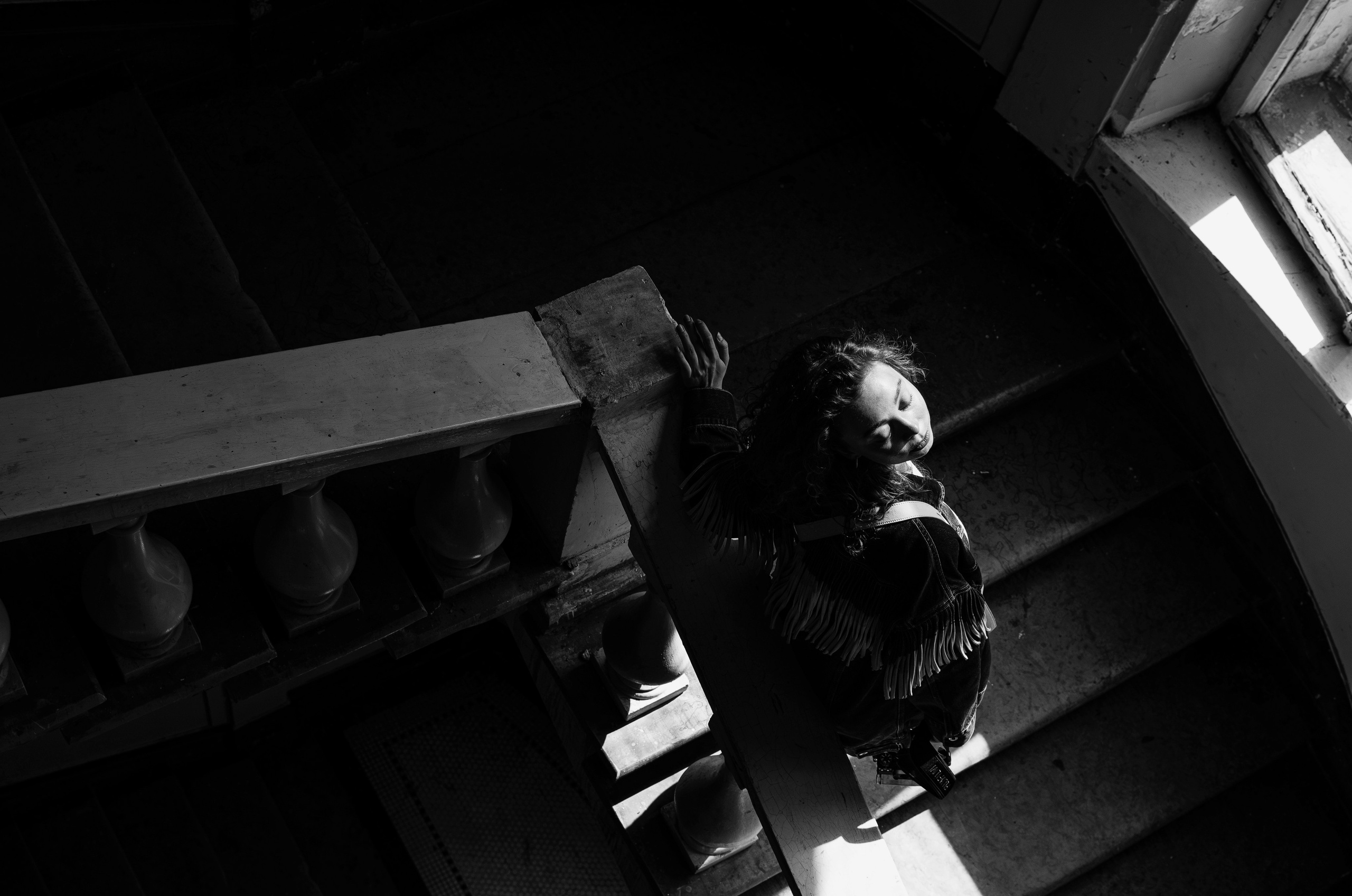 Фотопрогулка по питерским дворикам и парадным в формате разведки новых мест. Портретный и репортажный фотограф в Санкт-Петербурге Варвара Жукова