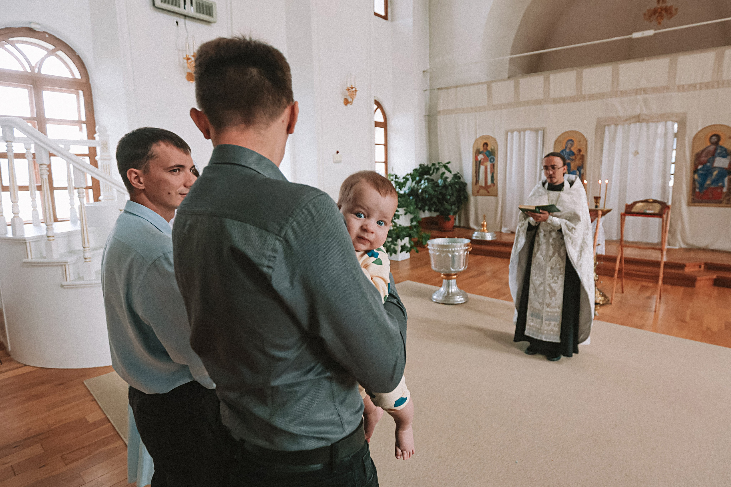Крещение церковь около моста влюбленных. Семейный фотограф Тюмень, фотограф на роды Салмина Мария