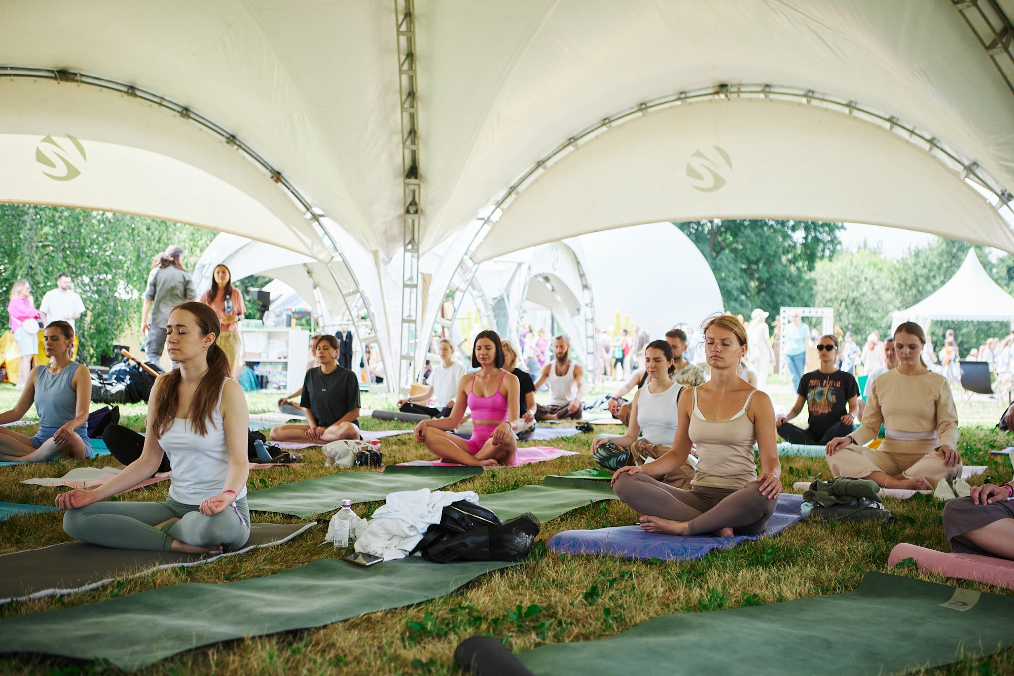 HOLI Yoga — репортажная съёмка фестиваля йоги в Москве. Репортажный фотограф в Москве — Дмитрий Тарасов | Съёмка мероприятий, концертов, корпоративов