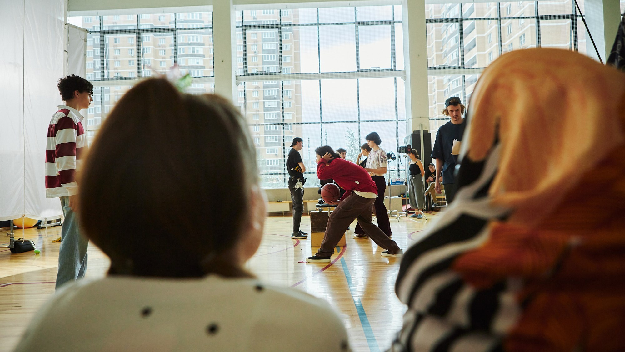 Бэкстейдж сериала «Школота» — репортажная фотосъёмка съёмочного процесса. Репортажный фотограф в Москве — Дмитрий Тарасов | Съёмка мероприятий, концертов, корпоративов