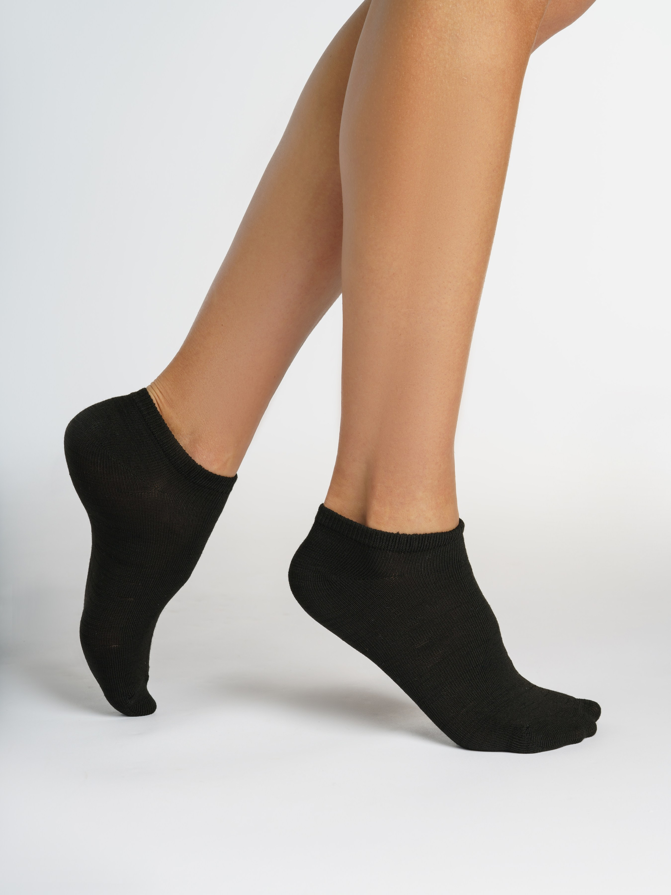 Носки и обувь. KED Production — продакшн из СПб. Создаём фото, видео и контент, который помогает брендам и селлерам продавать больше