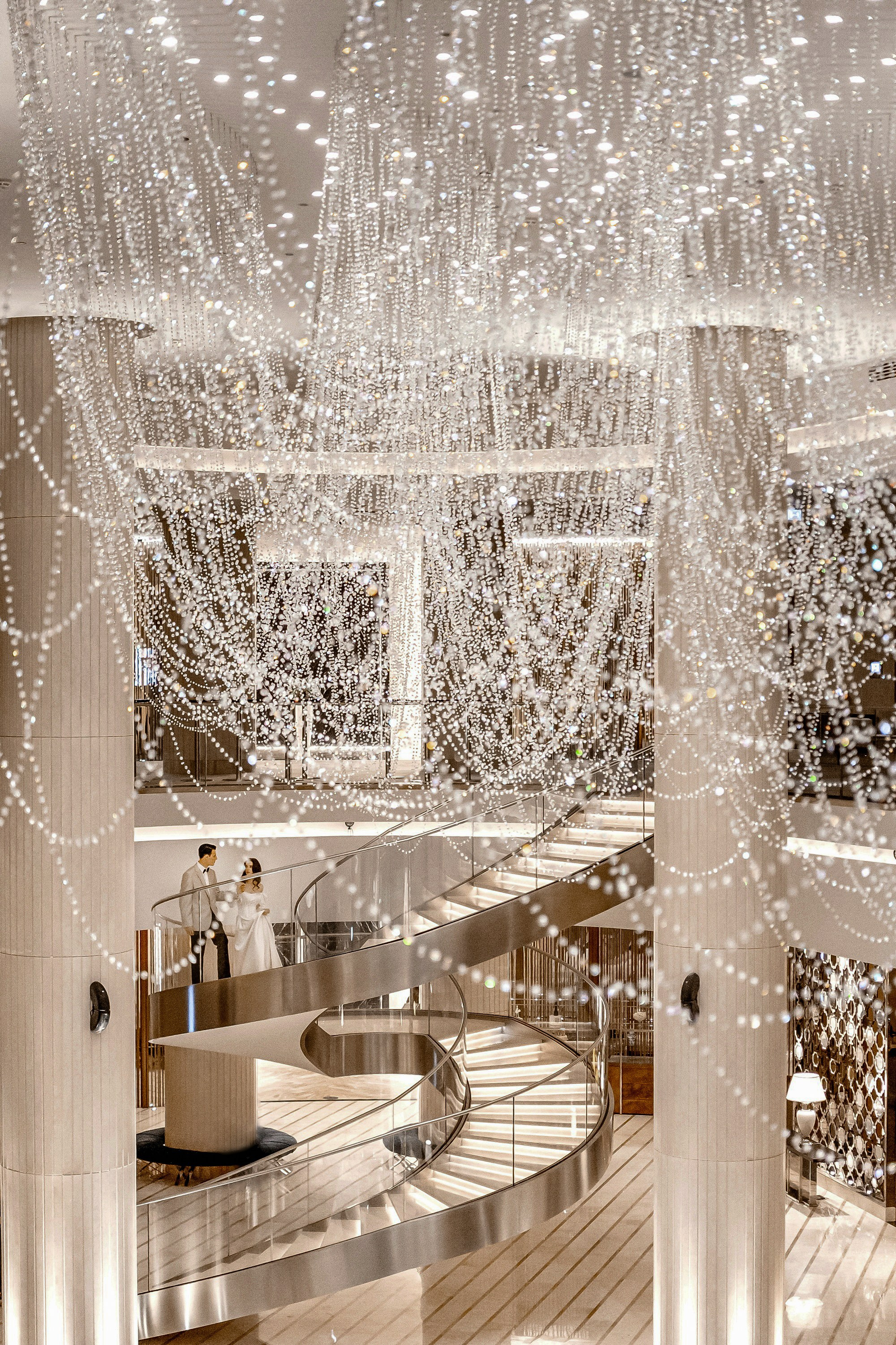 Фотосессия свадьбы на лестнице в Hyatt Regency Moscow Petrovsky Park. Свадебный и семейный фотограф в Москве Светлана Зоткина