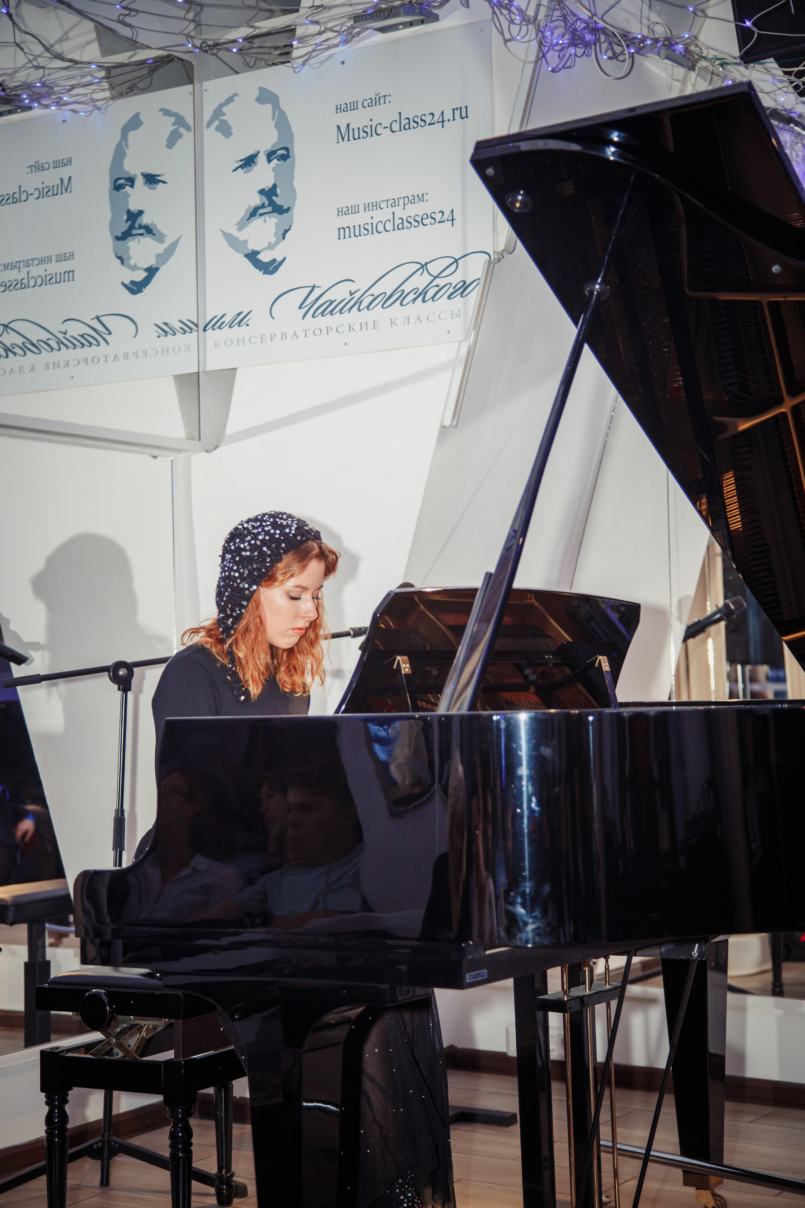 Репортажная съёмка Рождественского музыкального вечера в Москве, Музыкальное выступление на рождественском вечере — фотограф на мероприятие, Гости мероприятия на Рождественском музыкальном вечере — репортажная съёмка, Декор и атмосфера Рождественского музыкального вечера — фотограф в Москве, Сцена и исполнители на Рождественском музыкальном вечере — съёмка мероприятия, Катерина Сысуева, Рина Сысуева, rina_sphoto