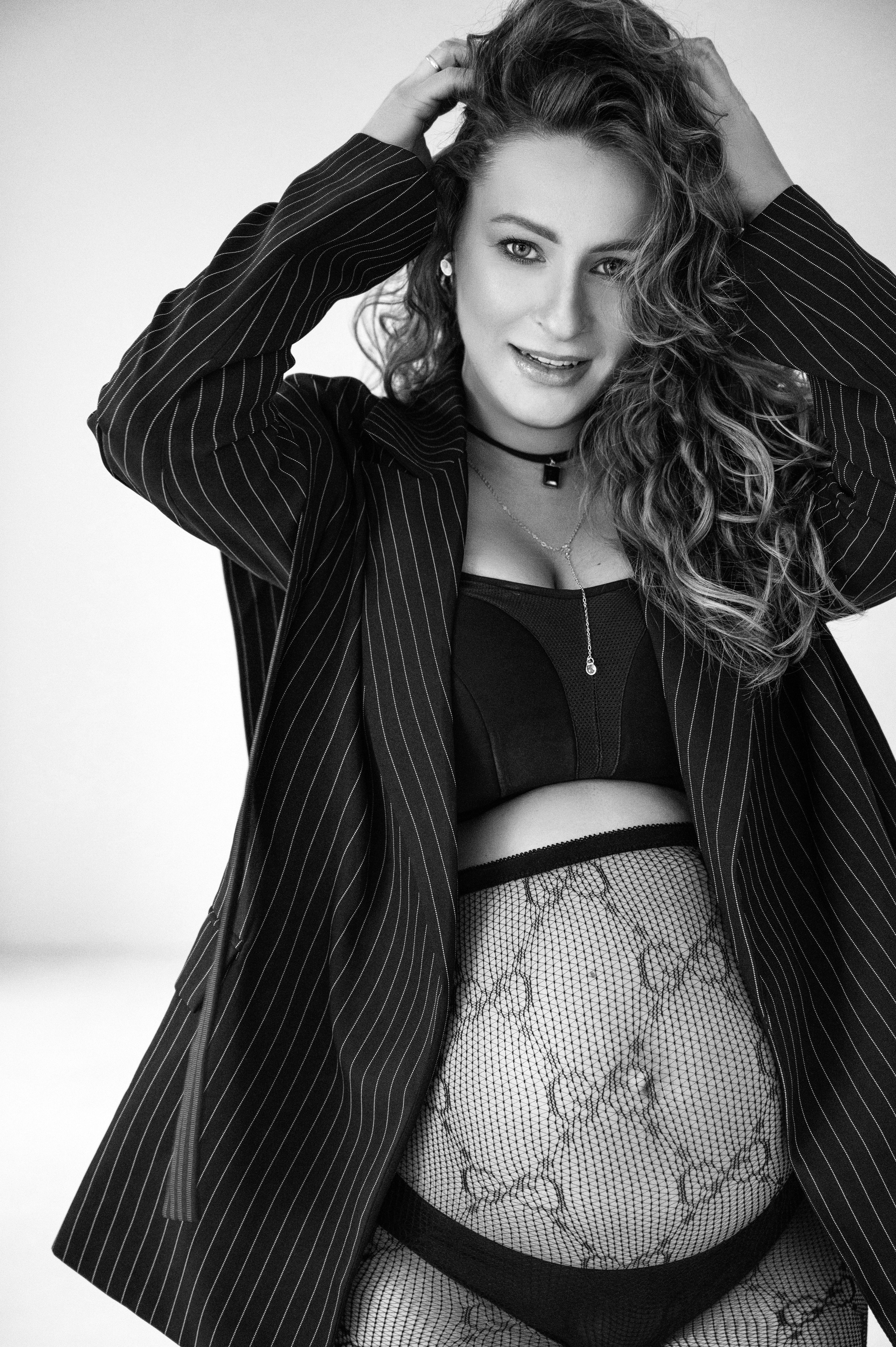 Профессиональный семейный и беременный фотограф в Санкт-Петербурге — Маргарита Иванова. Индивидуальные фотосессии под ключ: от образа до гот. Профессиональный фотограф беременности в СПБ. Стильные фотосессии беременности в стиле минимализм и классическая фотография