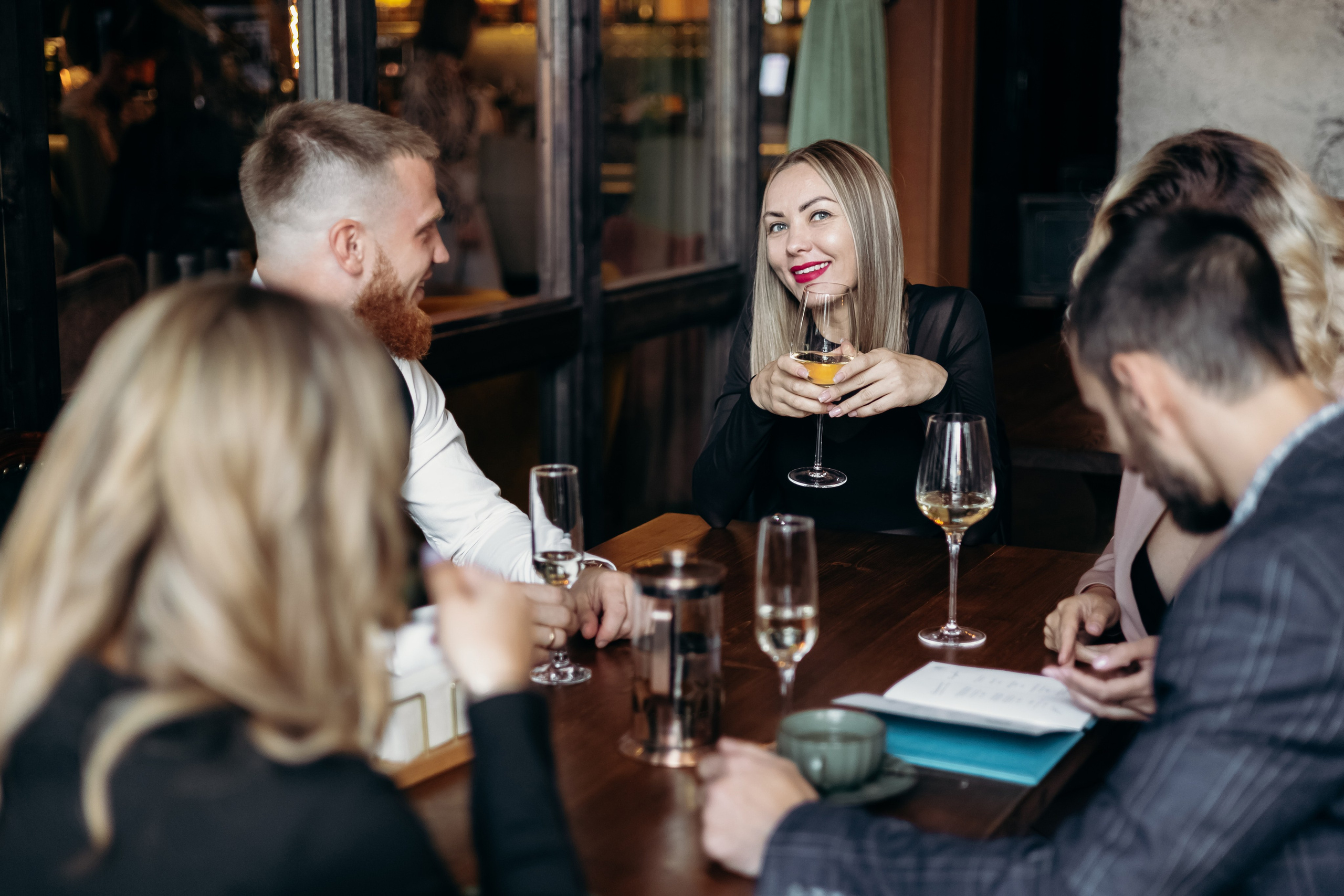 Александр и Елена (сборы, ресторан). Фотограф свадебный семейный в Красноярске Шукшина Наталья