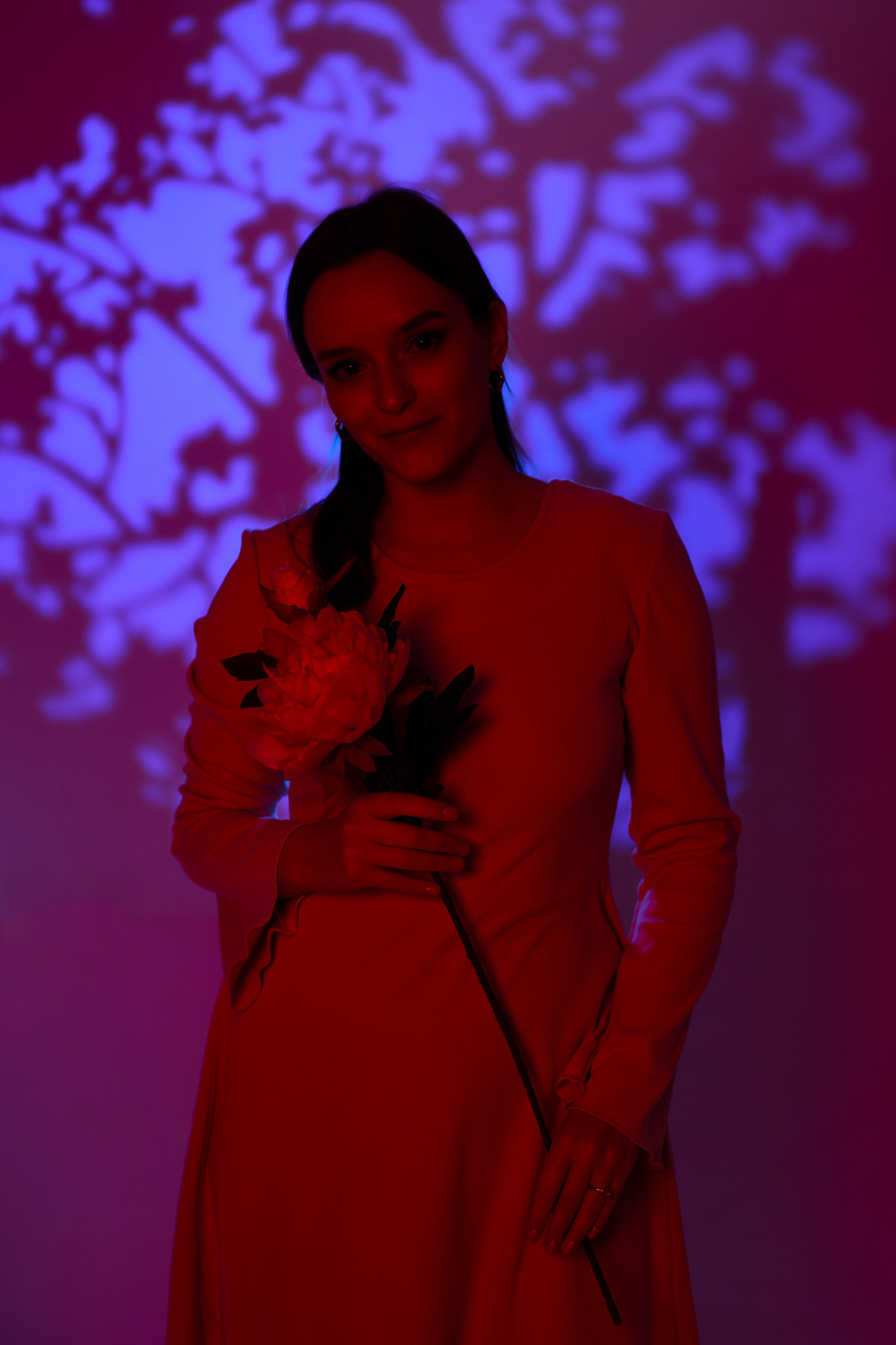 Цветной свет и цветы — фотодень. Фотограф|Катя Рикошетер