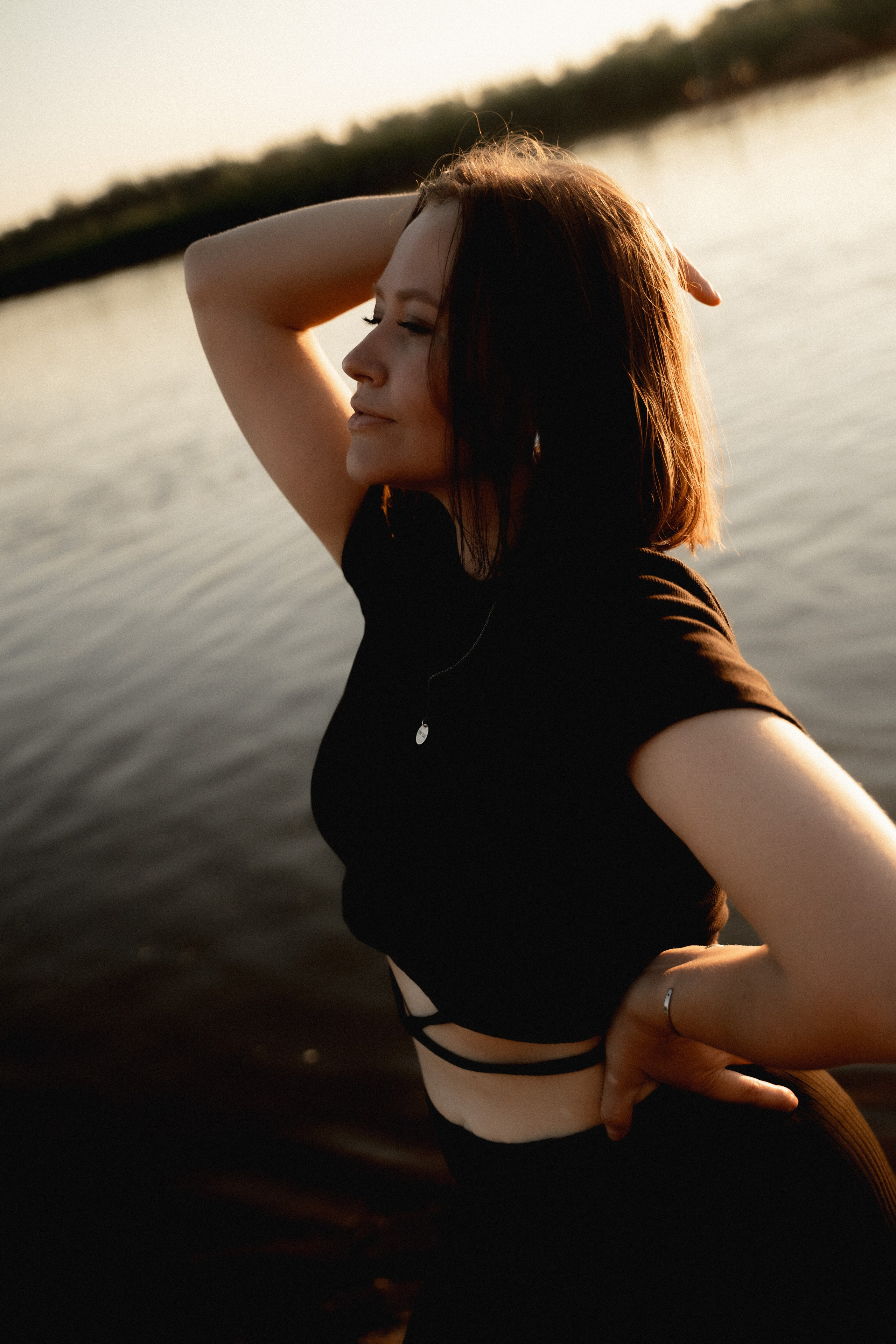 Девушки на берегу