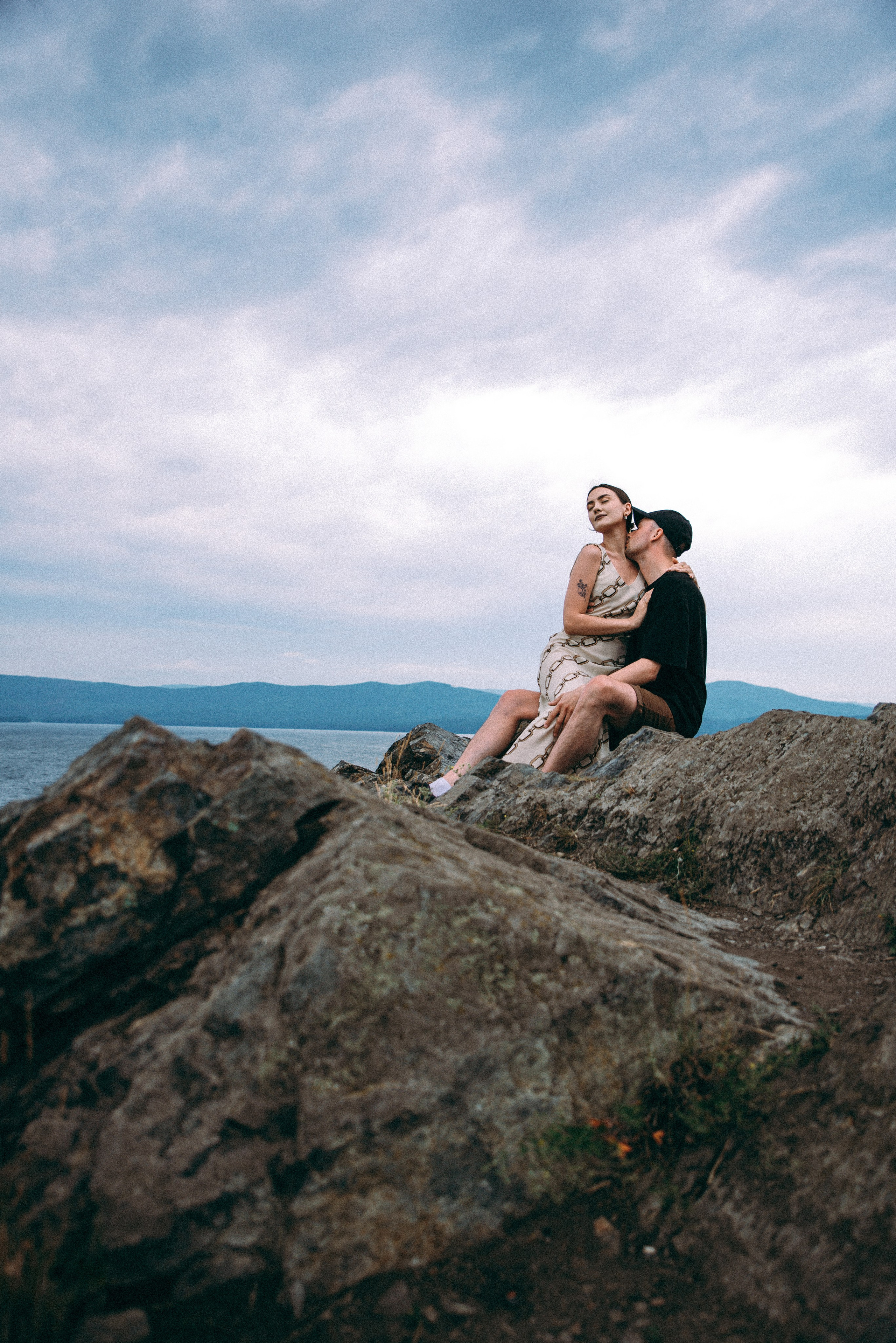 Лавстори пара на камнях фотосессия на природе