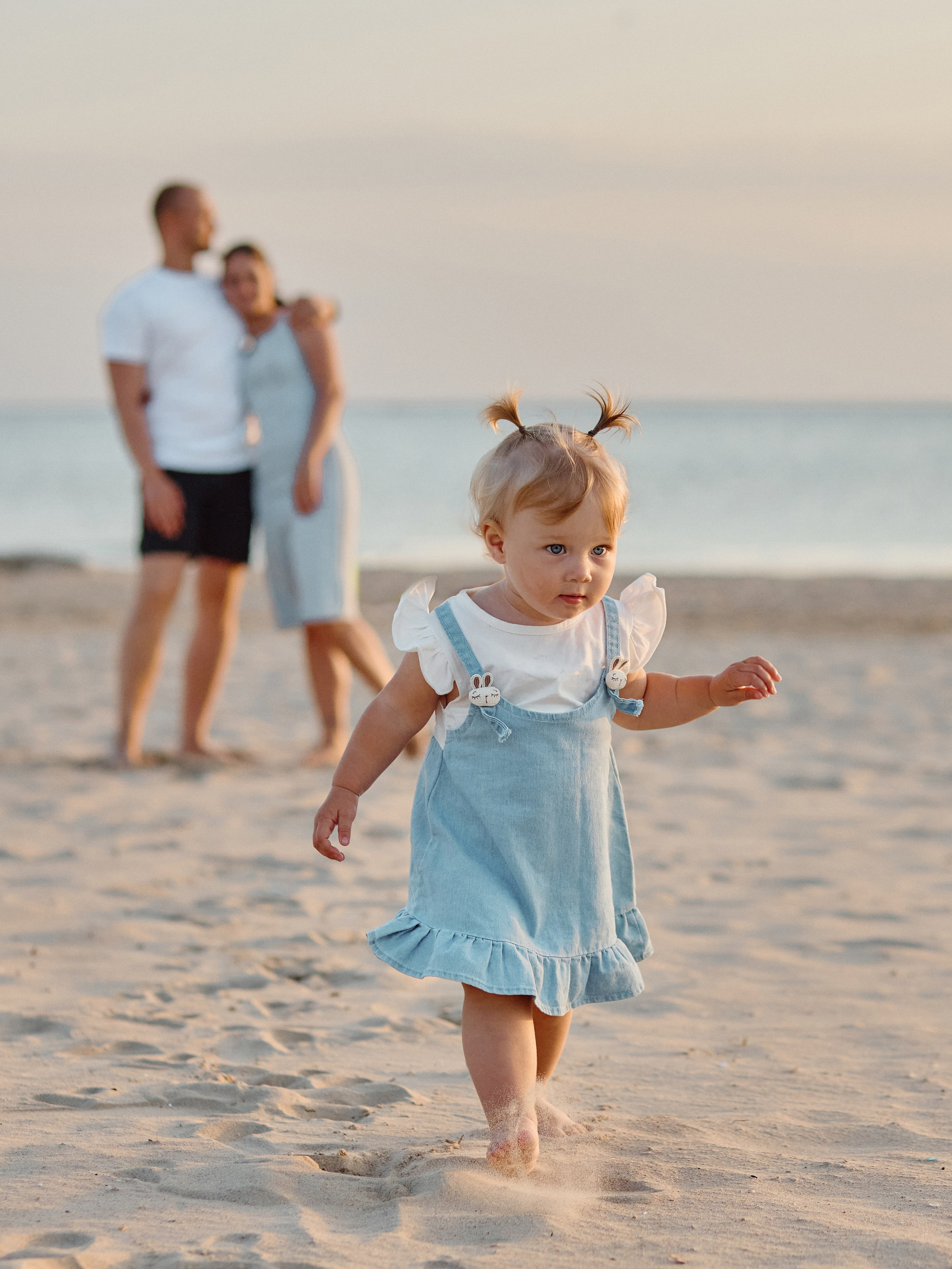 Ребенок на фоне обнимающихся родителей