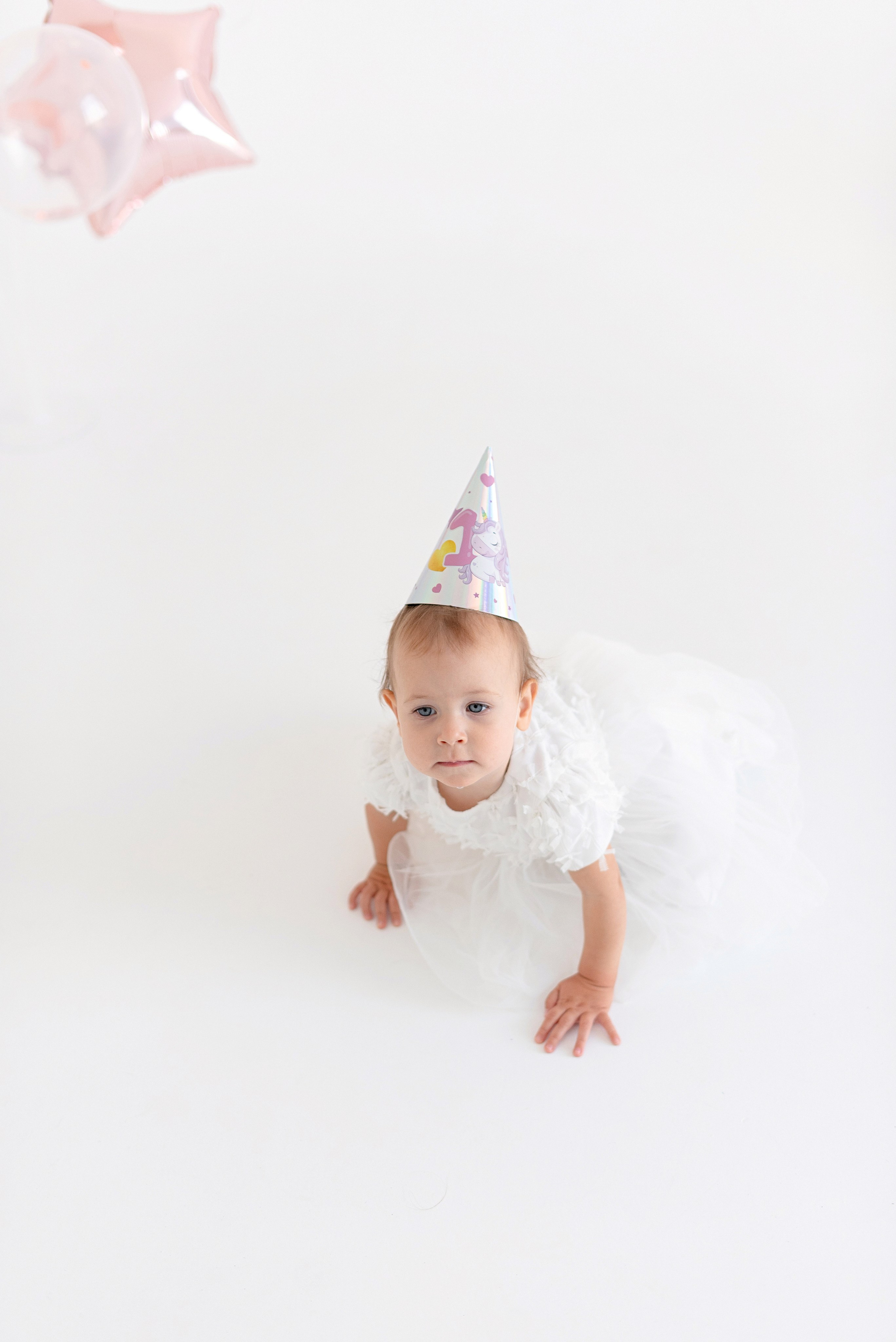 Фотосессия дня рождения ребёнка в фотостудии, тортики, воздушные шарики, мыльные пузыри, профессиональная детская фотография в Сургуте и Нефтеюганске.