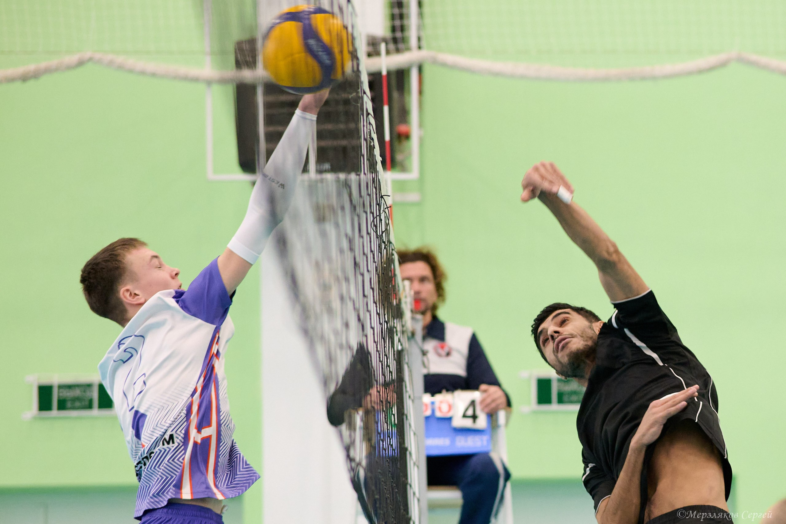 Новогодний волейбольный турнир. Ижевск. 16.12.23. Спортивный репортажный фотограф в Ижевске Сергей Мерзляков