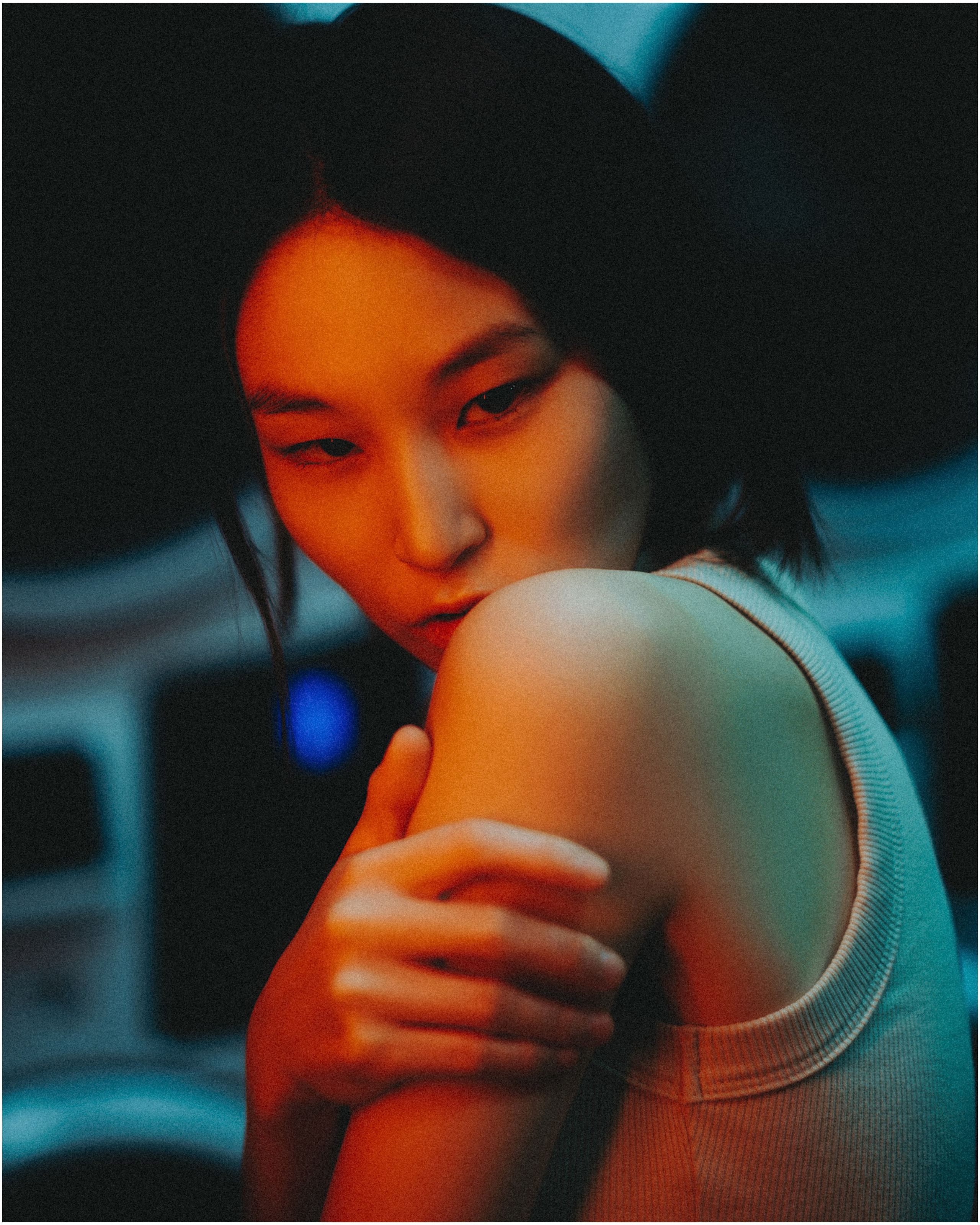 Киношная фотосессия в необычной локации с цветным светом