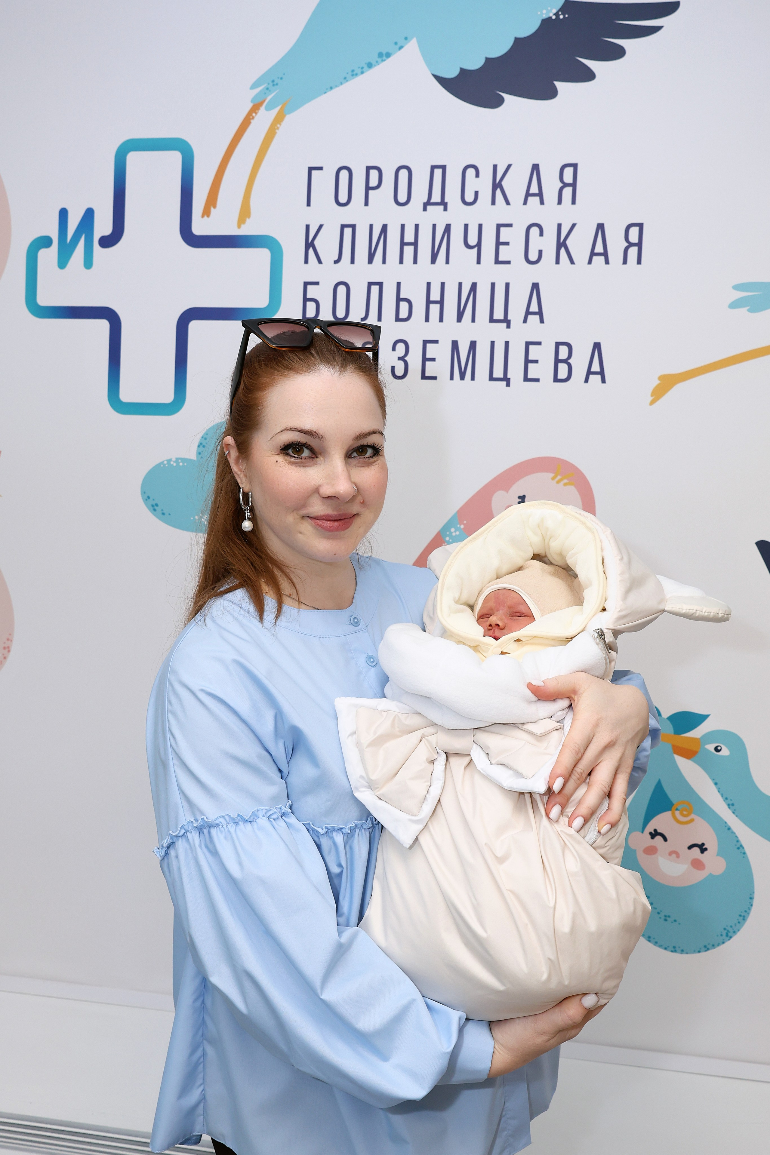 Съемка выписки из роддома Иноземцева на Фортунатовской. Фотосъемка выписки из роддома в Москве, заказать фотографа на выписку ньюборн съемка в роддоме newborn фотограф в Юдино