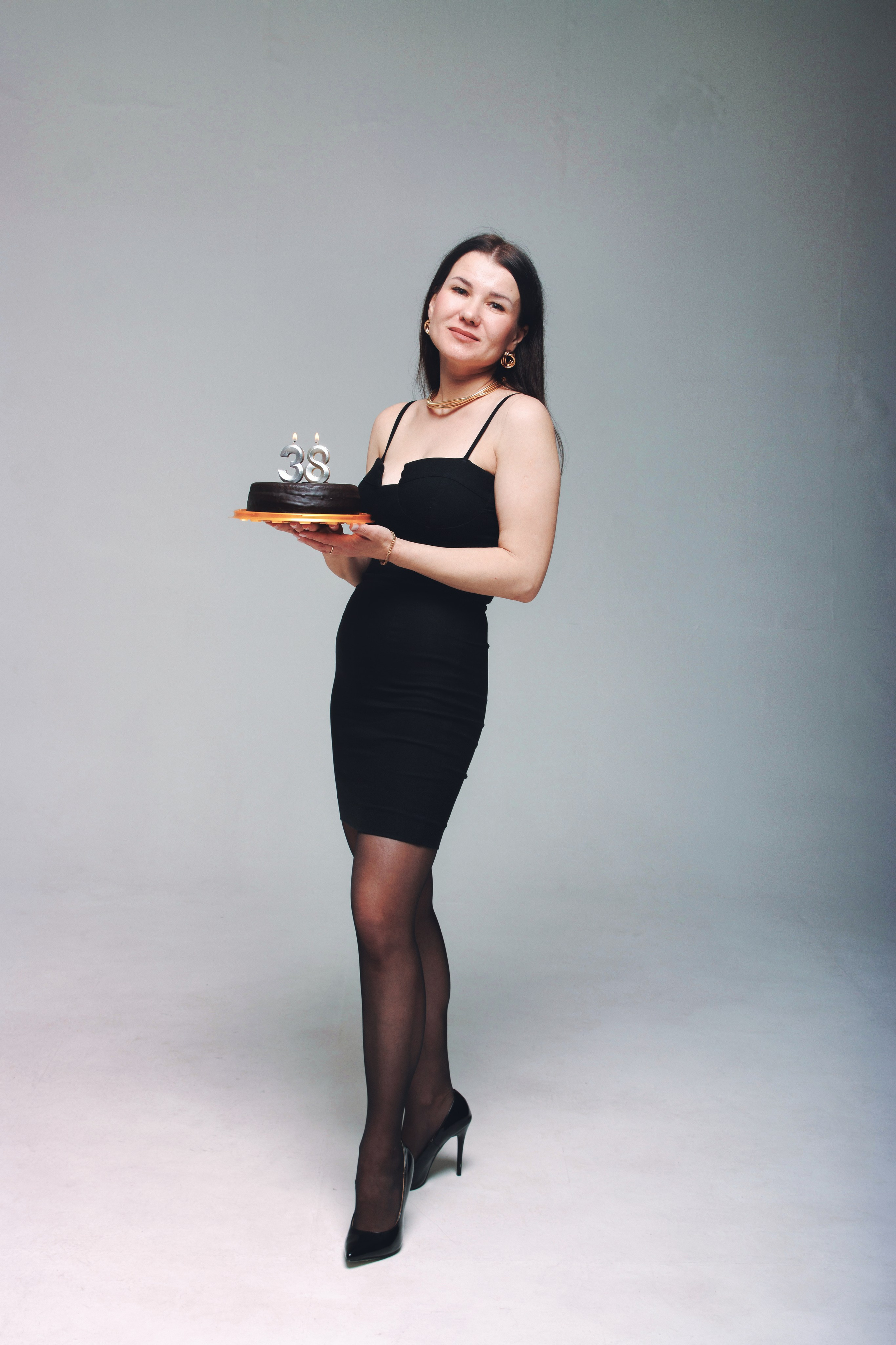 Фотосессия на циклораме для Елены и подруг — женская студийная съемка от фотографа Алексея. Репортажный фотограф на дни рождения и юбилеи в Улан-Удэ — Алексей Раднаев