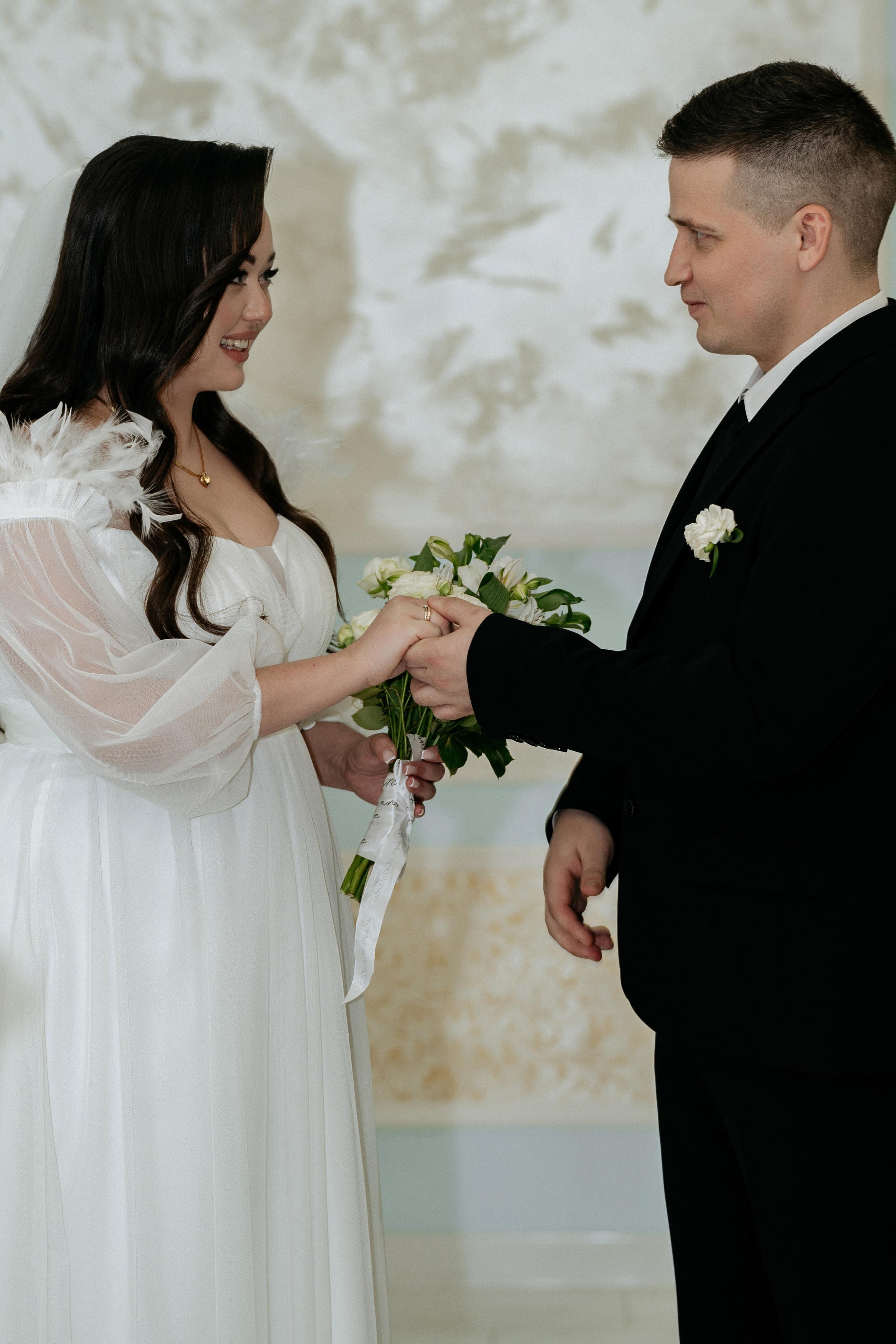 Молодожены надевают друг другу кольца в ЗАГСе Новороссийска, момент бракосочетания, влюбленные взгляды, влюбленная пара.