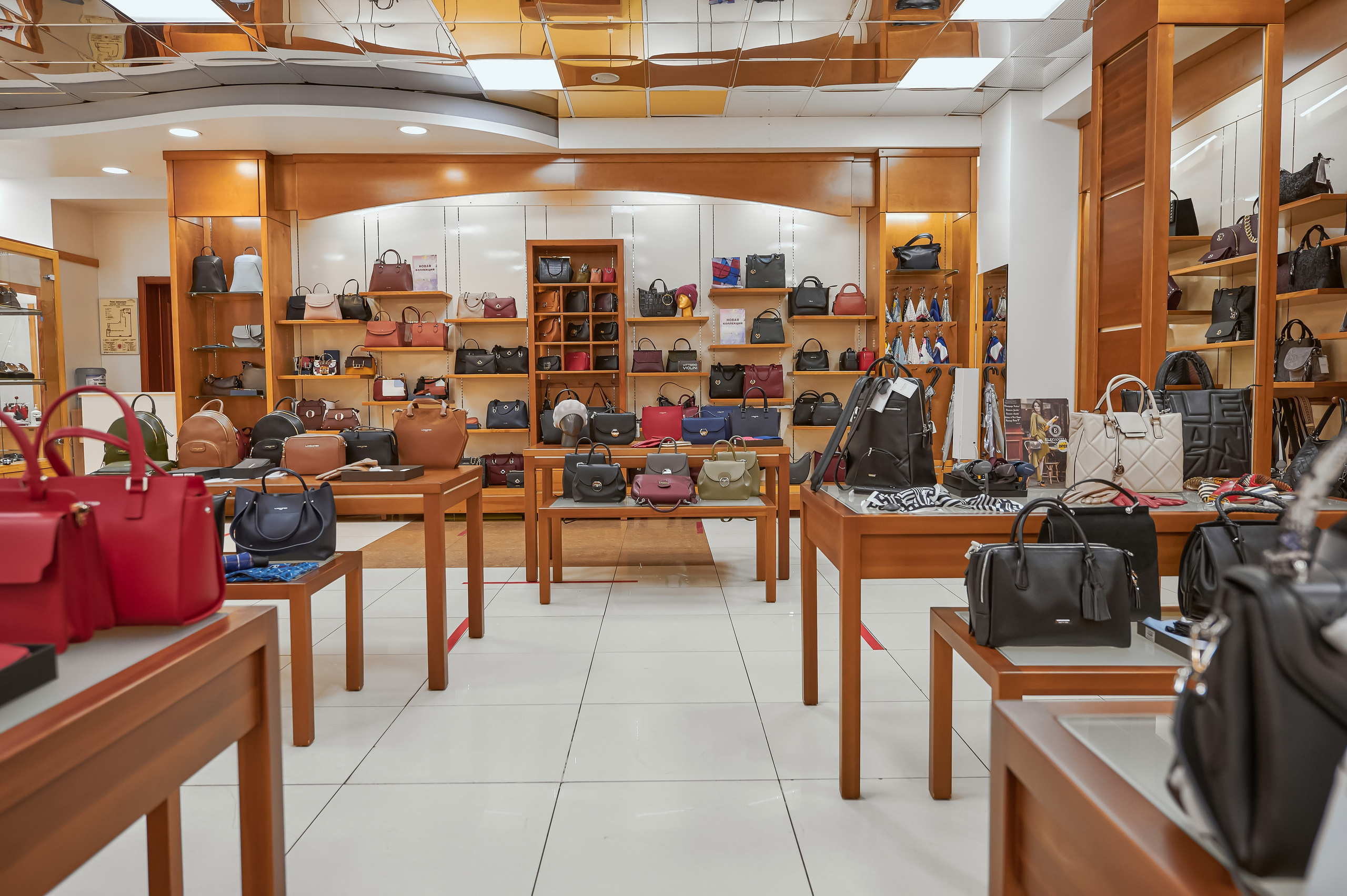 Портфолио по интерьерной и экстерьерной фотосъёмки: Мир Сумок — Правый берег. Фотограф Яковлев Роман — Красноярск