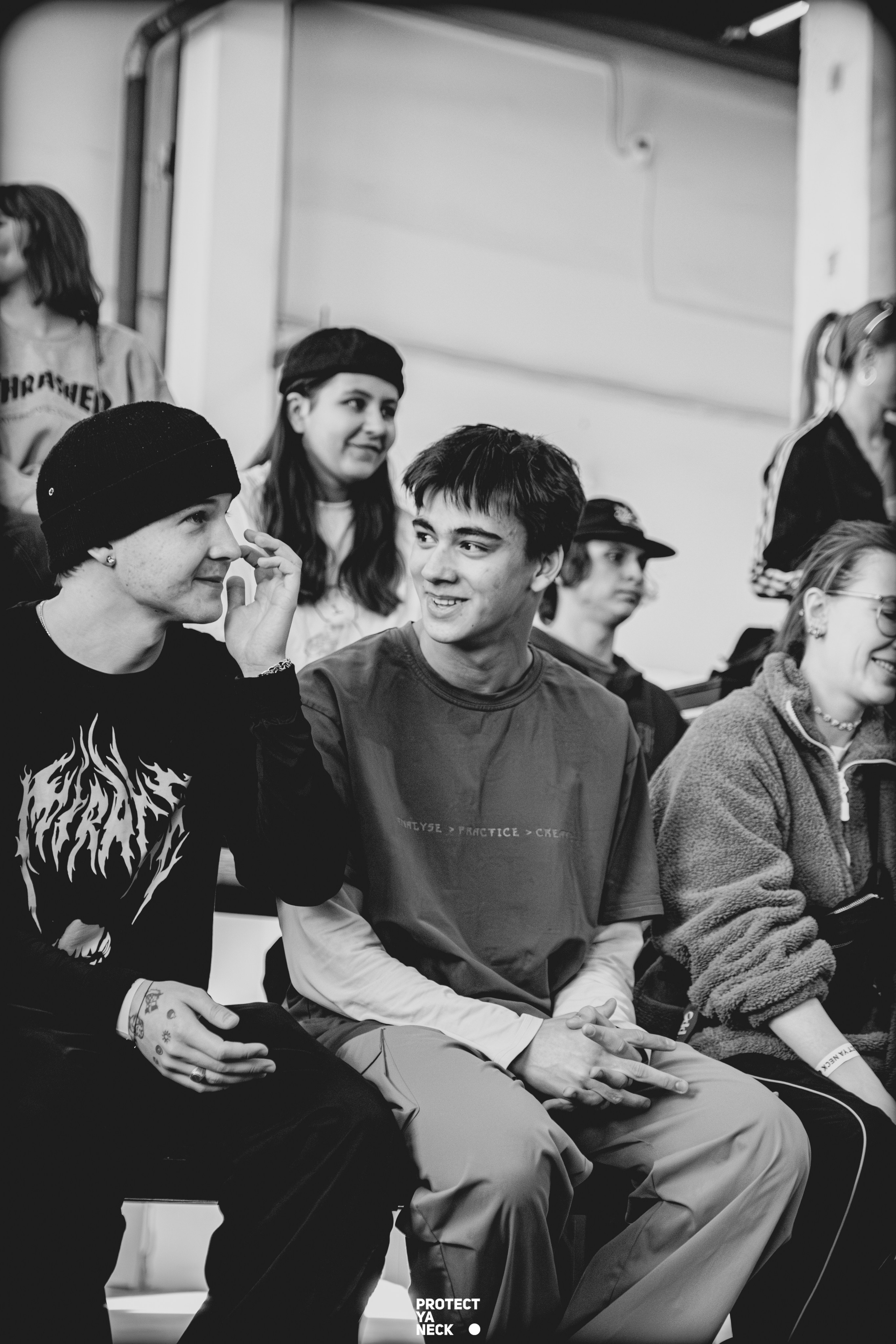 PROTECT YA NECK 22/03 (@youlovebu). Соня бу тебя сфоткала