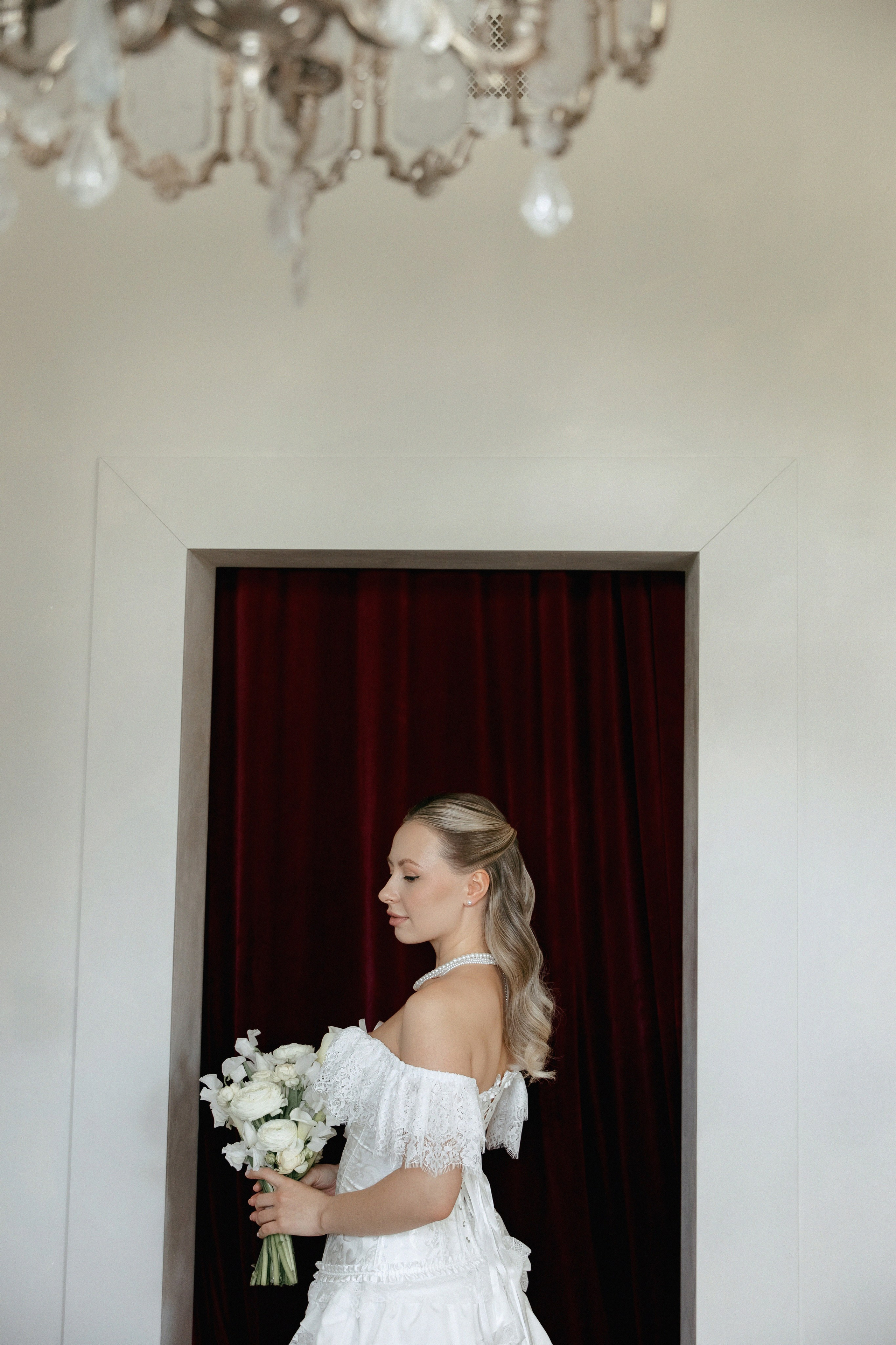 Нежный портрет невесты с букетом