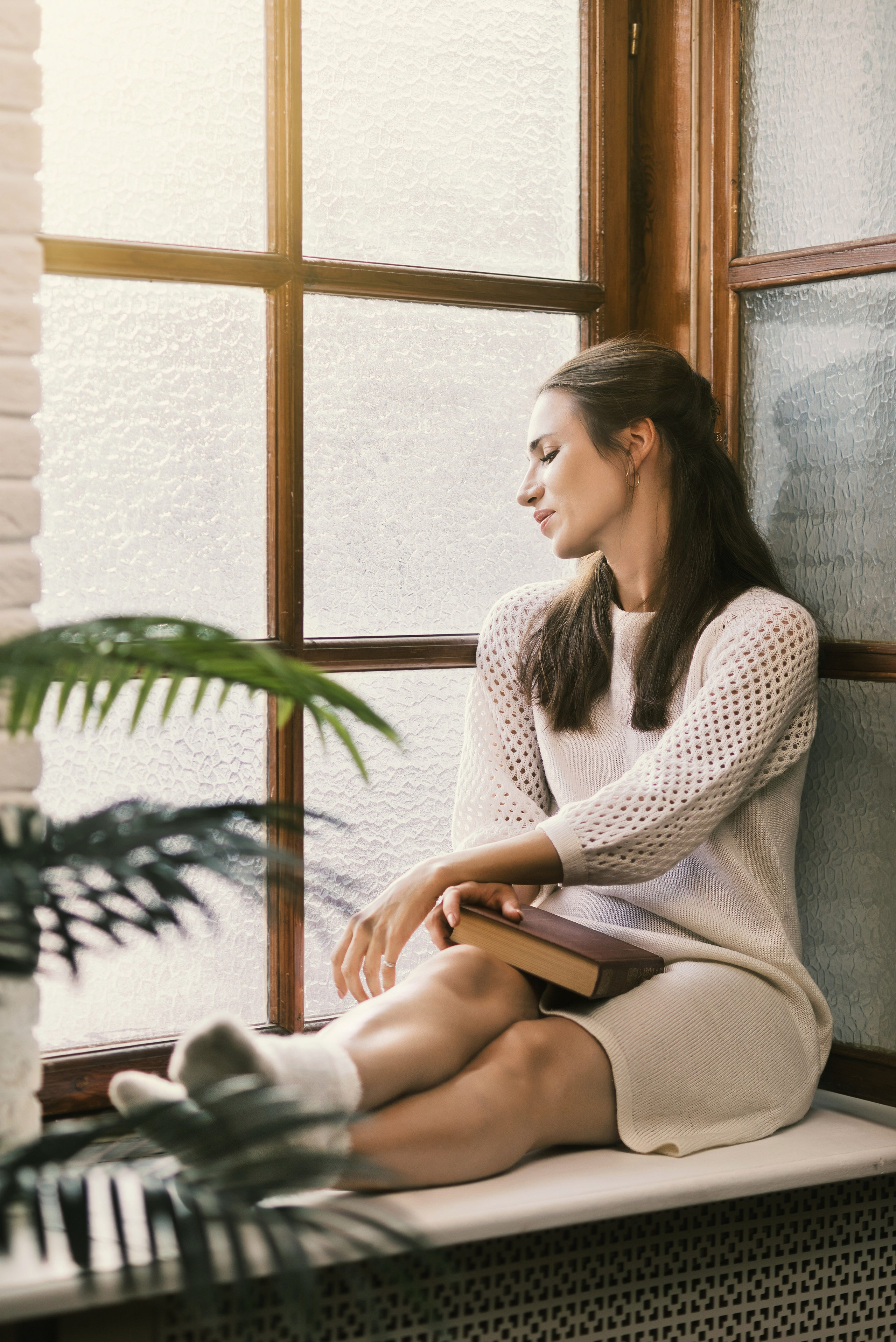 У окна. Фотограф Денис Кривопусков