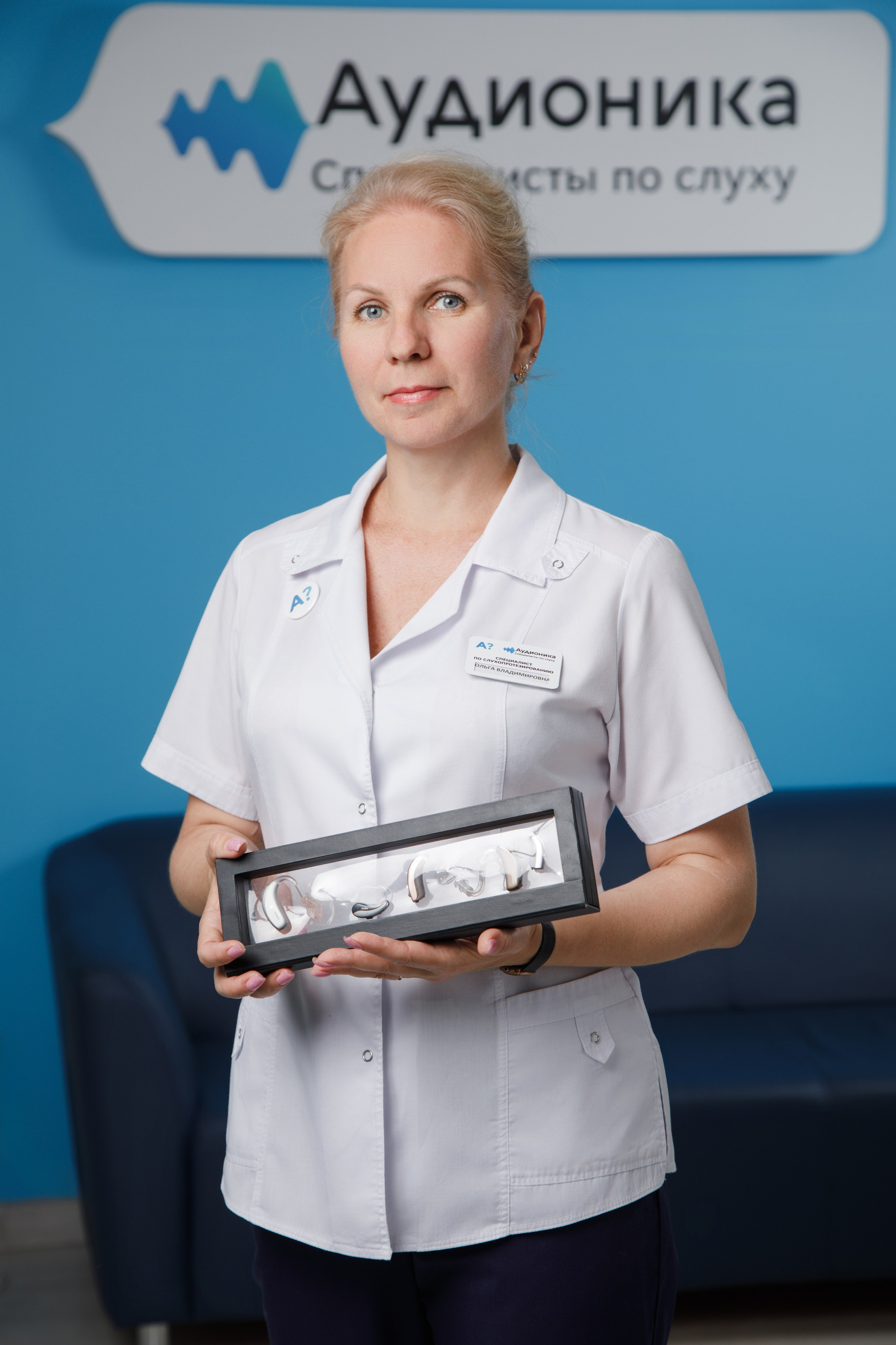 Портрет врача-сурдолога в кабинете центра слуха «Аудионика». Профессиональный деловой образ.