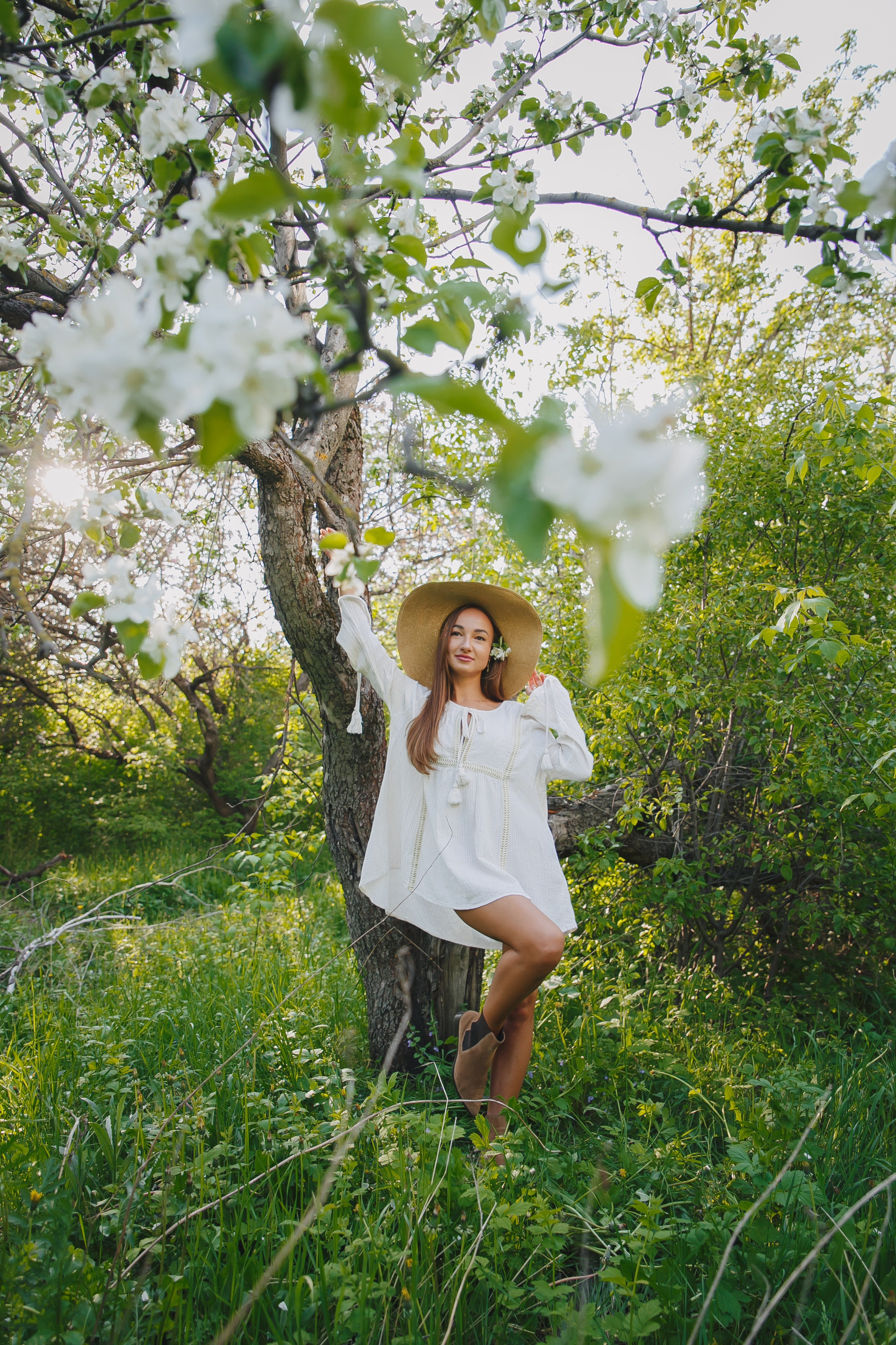 Портретная фотосессия красивой девушки в цветущем яблоневом саду. Свадебный и портретный фотограф в Липецке, Ельце, Воронеже, Москве, Тамбове 