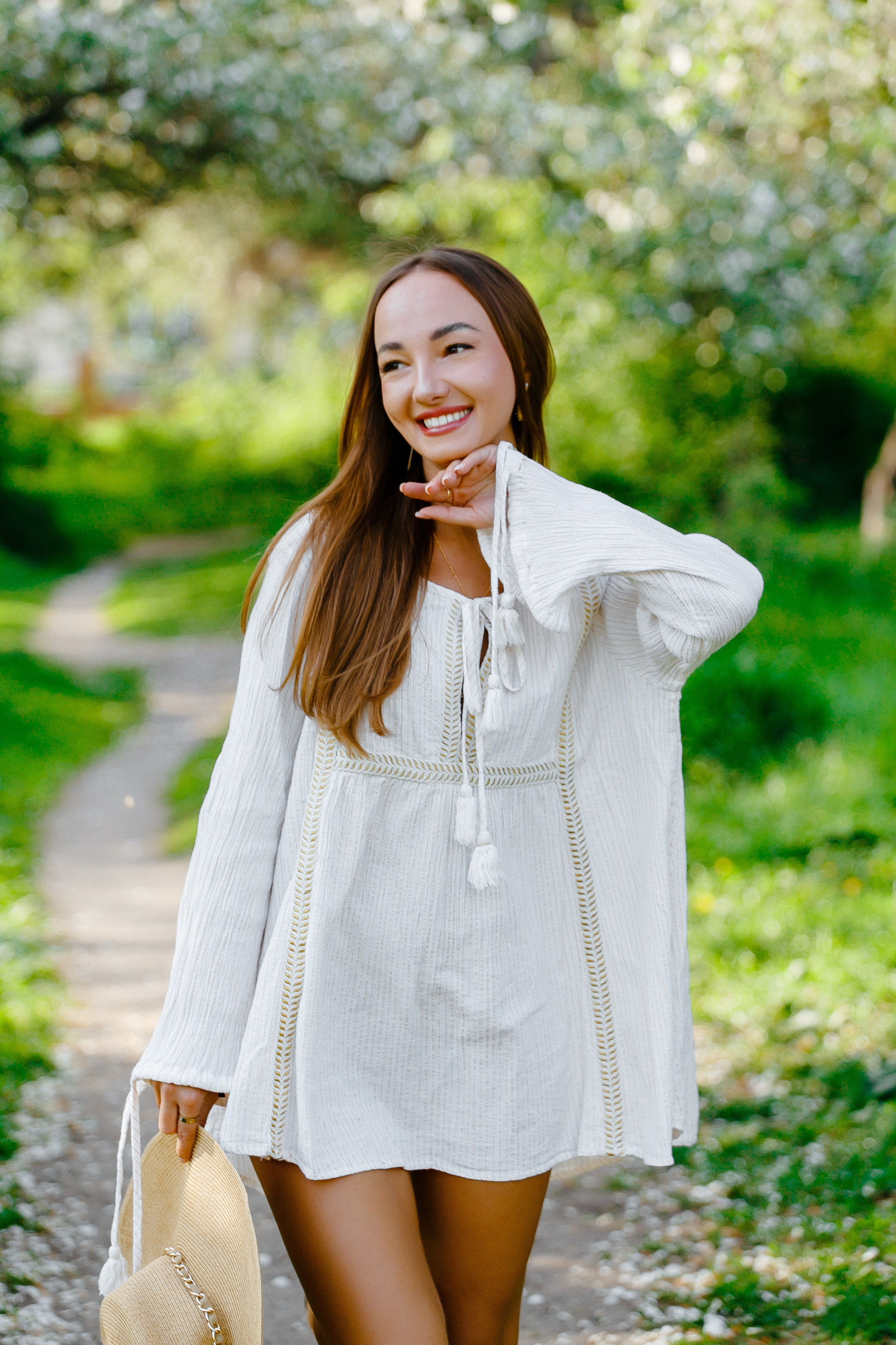 Портретная фотосессия красивой девушки в цветущем яблоневом саду. Свадебный и портретный фотограф в Липецке, Ельце, Воронеже, Москве, Тамбове 