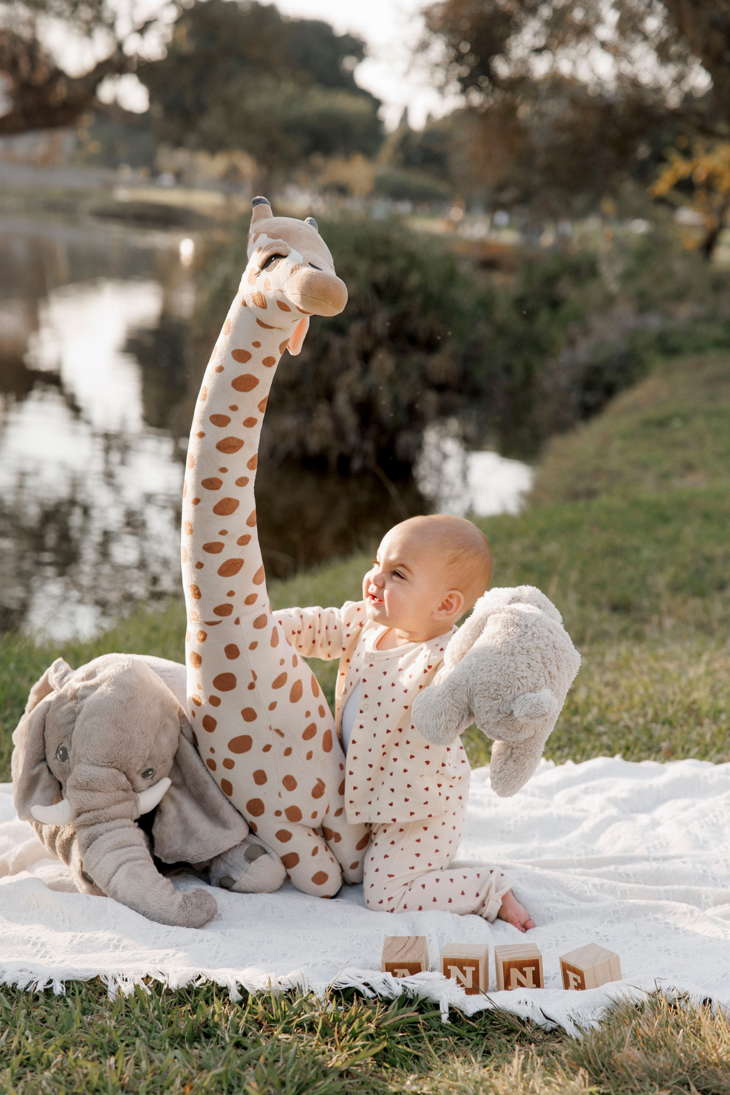 First year photoshoot inside the park (sunset). Wedding and family photographer