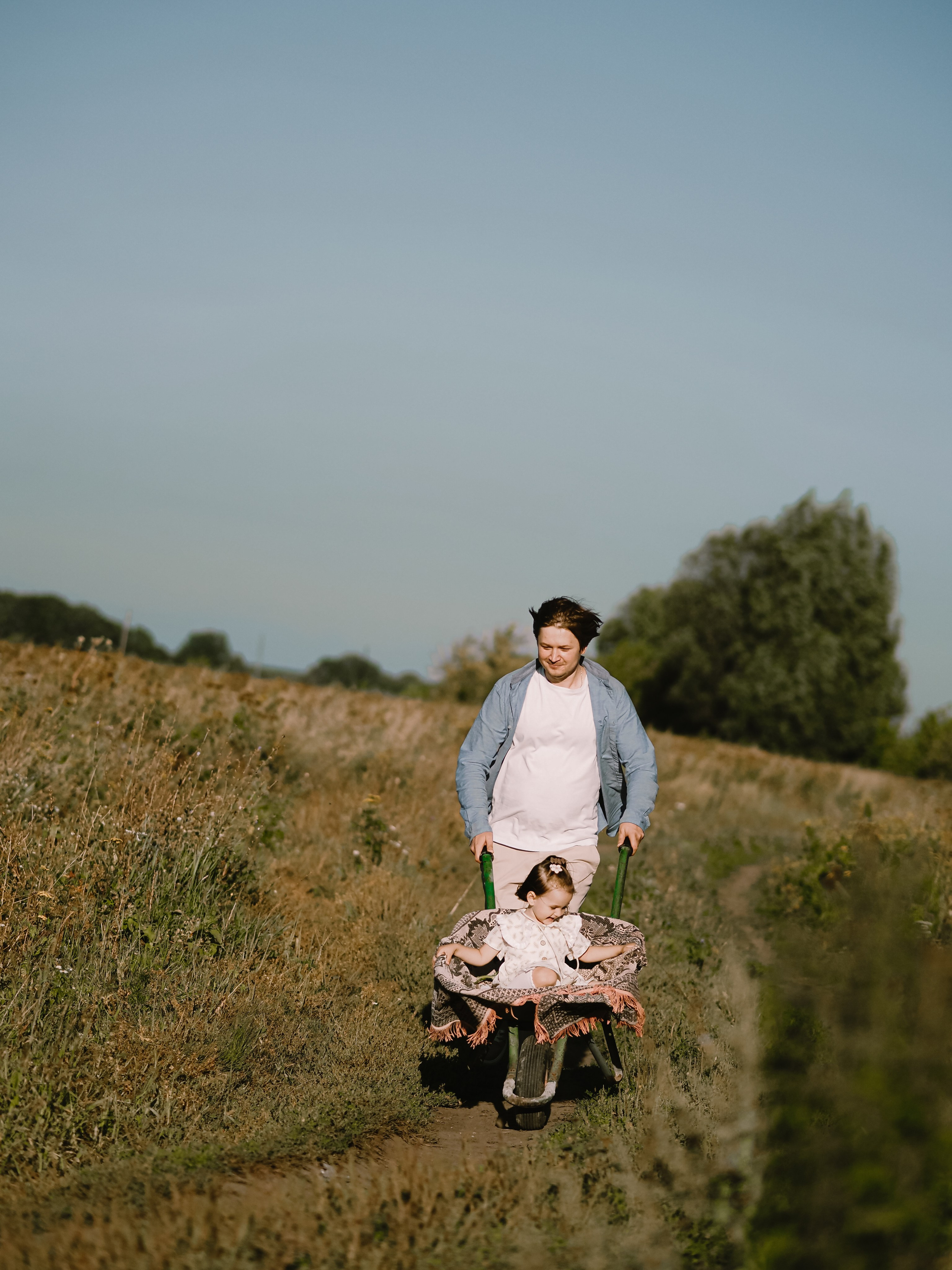 Гоняться по полю на тачке с мамой и папой. Обижаться. Смеяться. Фотограф Рязань. Семейный Свадебный фотограф