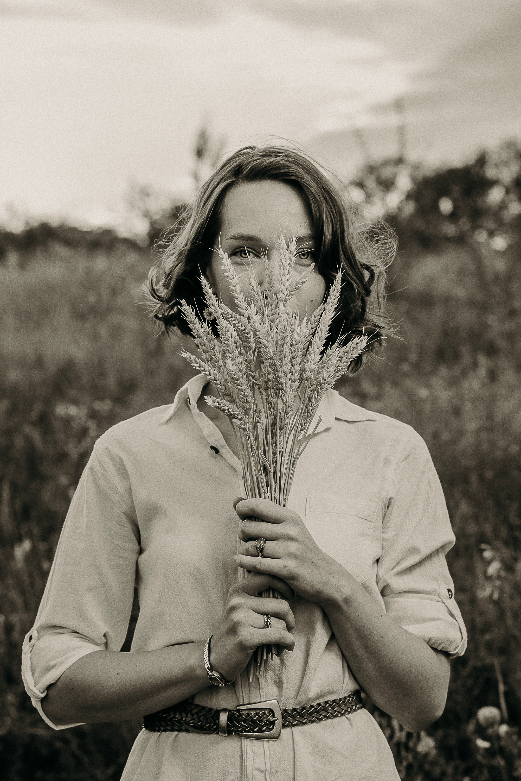 Профессиональная женская портретная съемка в Гуанчжоу, включая студийные и уличные фотографии, с акцентом на индивидуальность, стиль и эмоции. Идеально для социальных сетей, личных проектов, резюме и бизнеса.