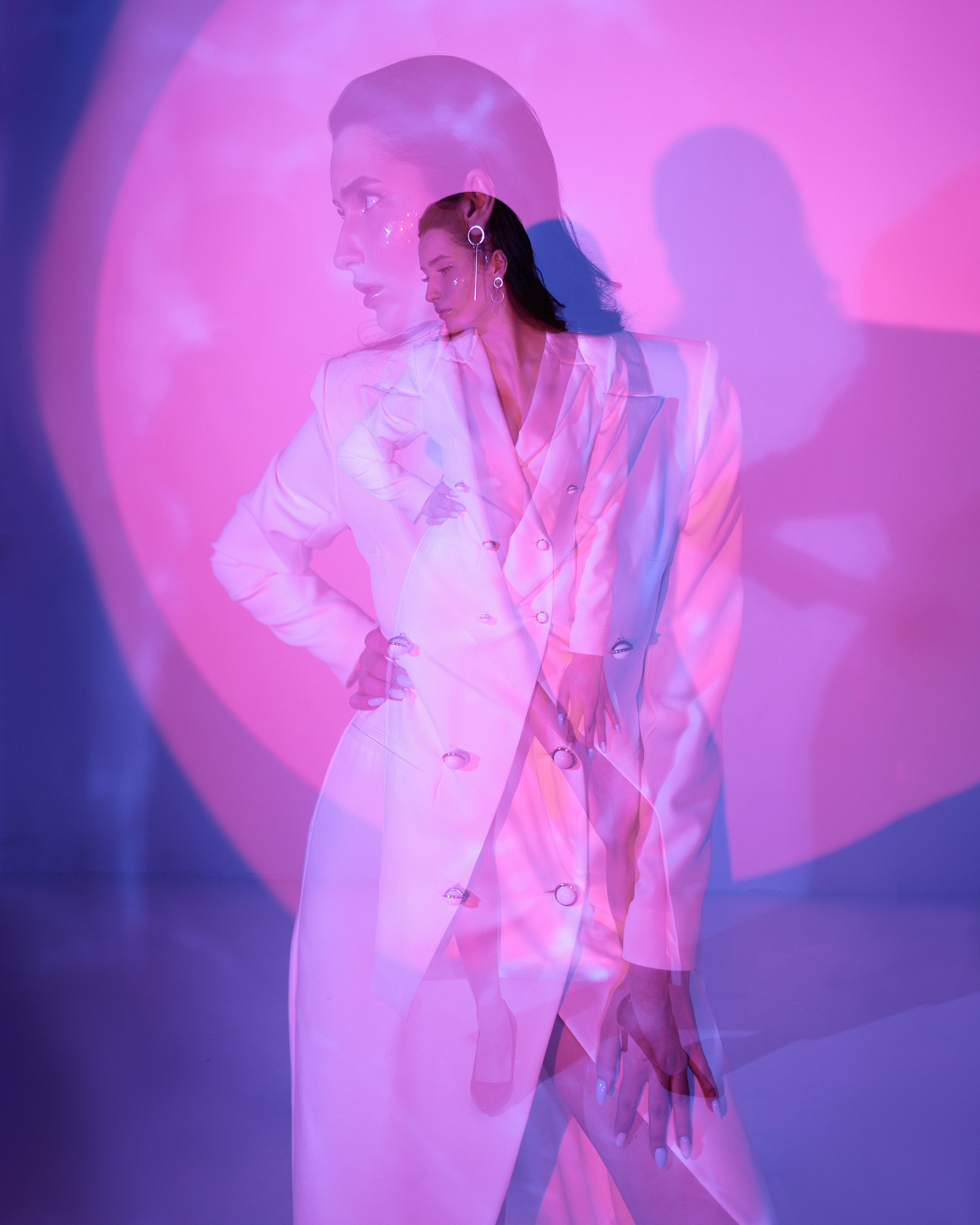 Профессиональная женская портретная съемка в Гуанчжоу, включая студийные и уличные фотографии, с акцентом на индивидуальность, стиль и эмоции. Идеально для социальных сетей, личных проектов, резюме и бизнеса.