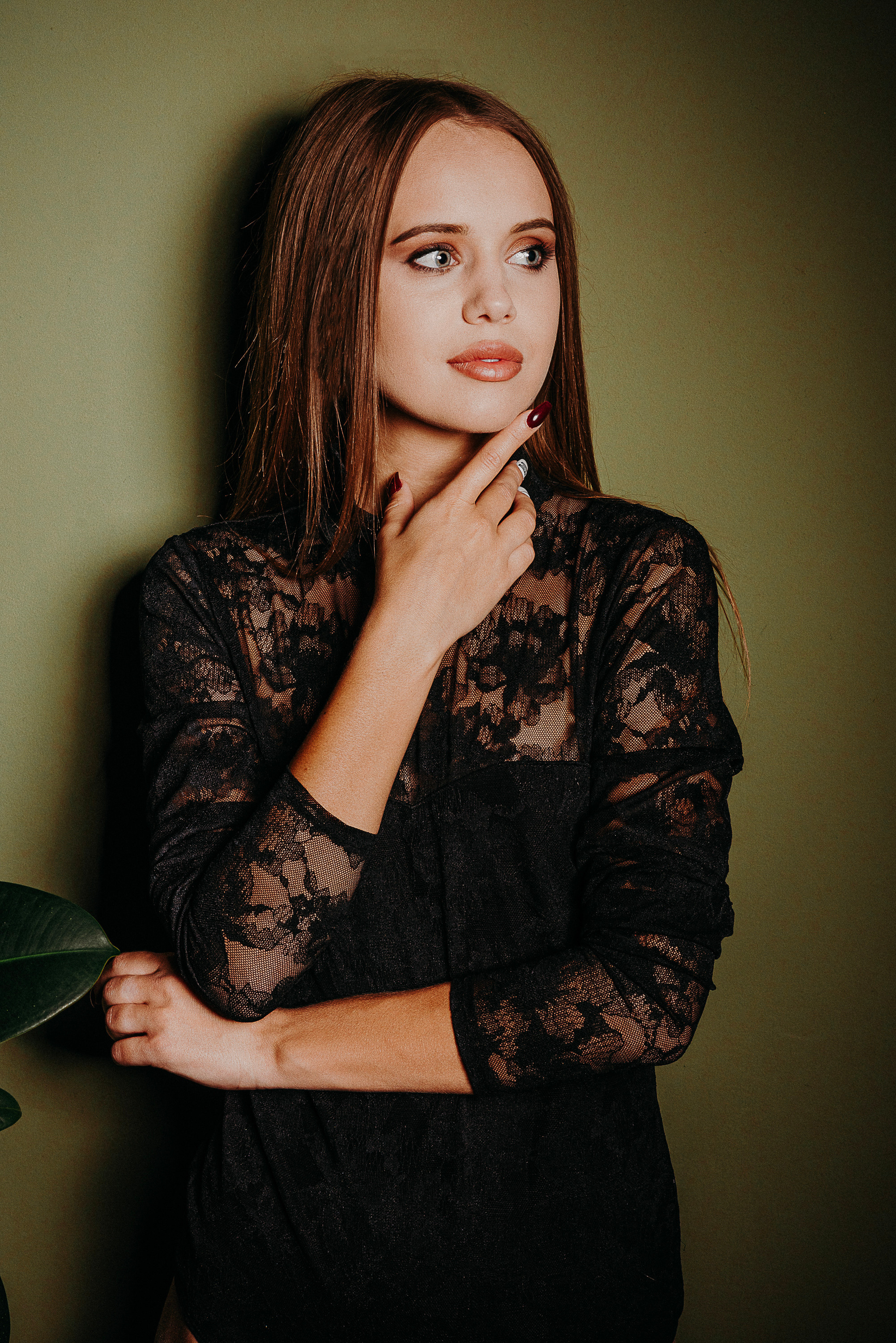 Профессиональная женская портретная съемка в Гуанчжоу, включая студийные и уличные фотографии, с акцентом на индивидуальность, стиль и эмоции. Идеально для социальных сетей, личных проектов, резюме и бизнеса.