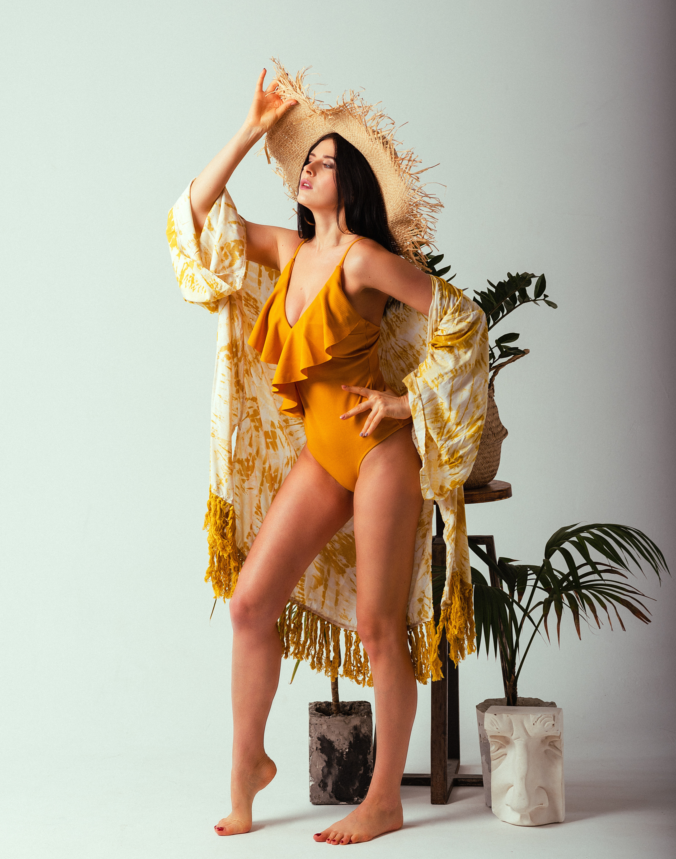 Профессиональная женская портретная съемка в Гуанчжоу, включая студийные и уличные фотографии, с акцентом на индивидуальность, стиль и эмоции. Идеально для социальных сетей, личных проектов, резюме и бизнеса.