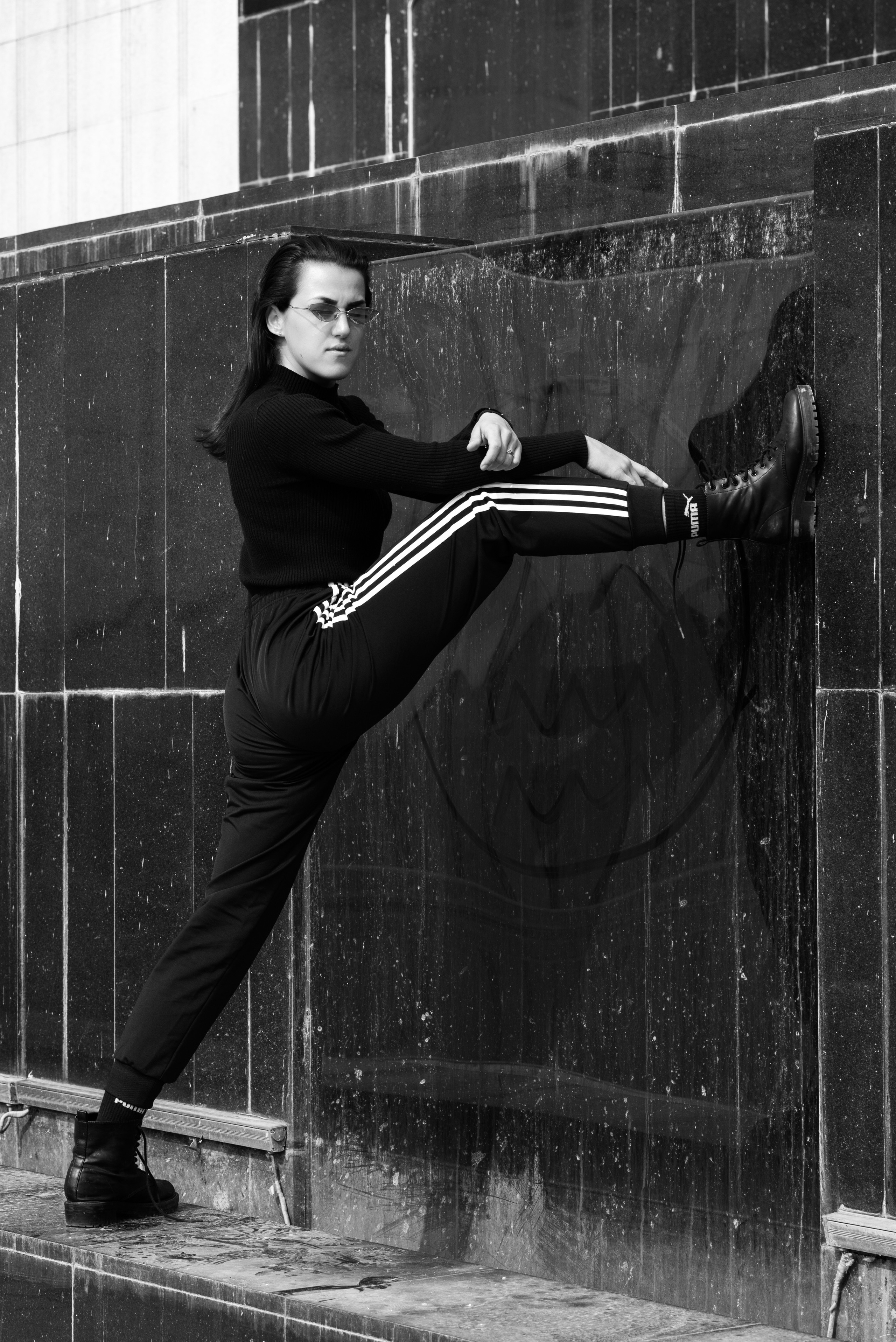 Профессиональная женская портретная съемка в Гуанчжоу, включая студийные и уличные фотографии, с акцентом на индивидуальность, стиль и эмоции. Идеально для социальных сетей, личных проектов, резюме и бизнеса.