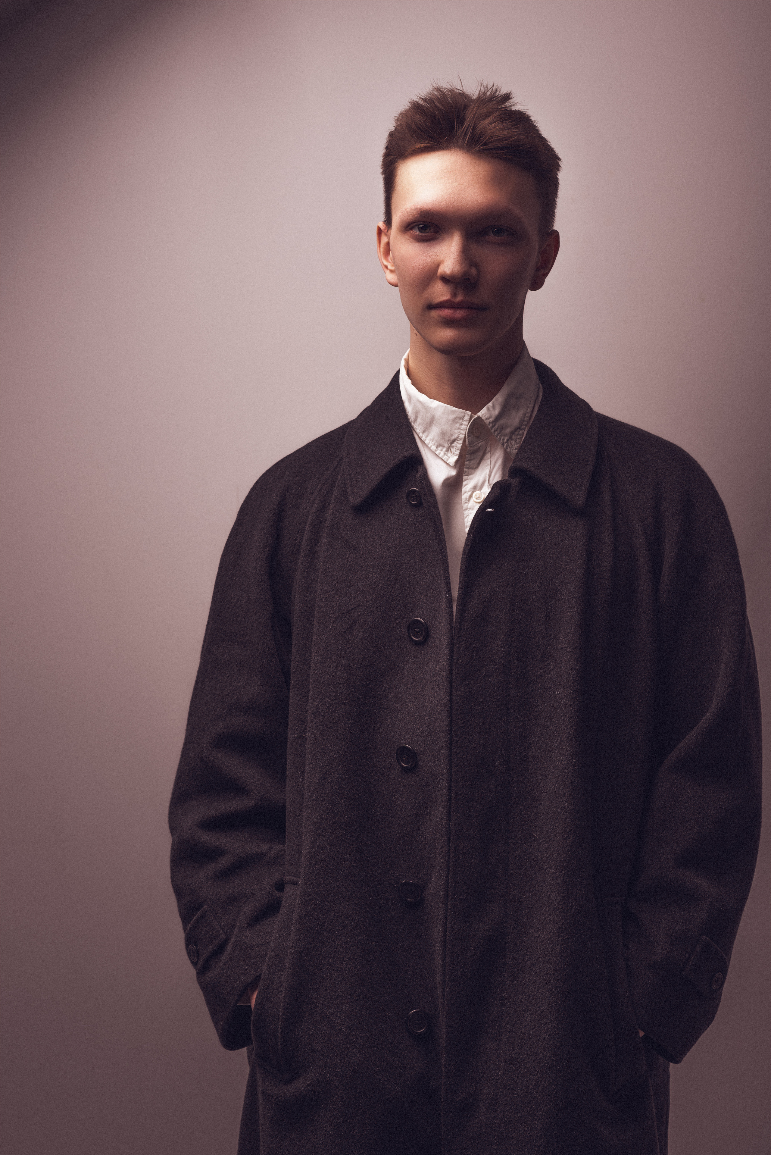 Профессиональная мужская портретная съемка в Гуанчжоу, стильные и выразительные фотографии для личных и бизнес-целей.