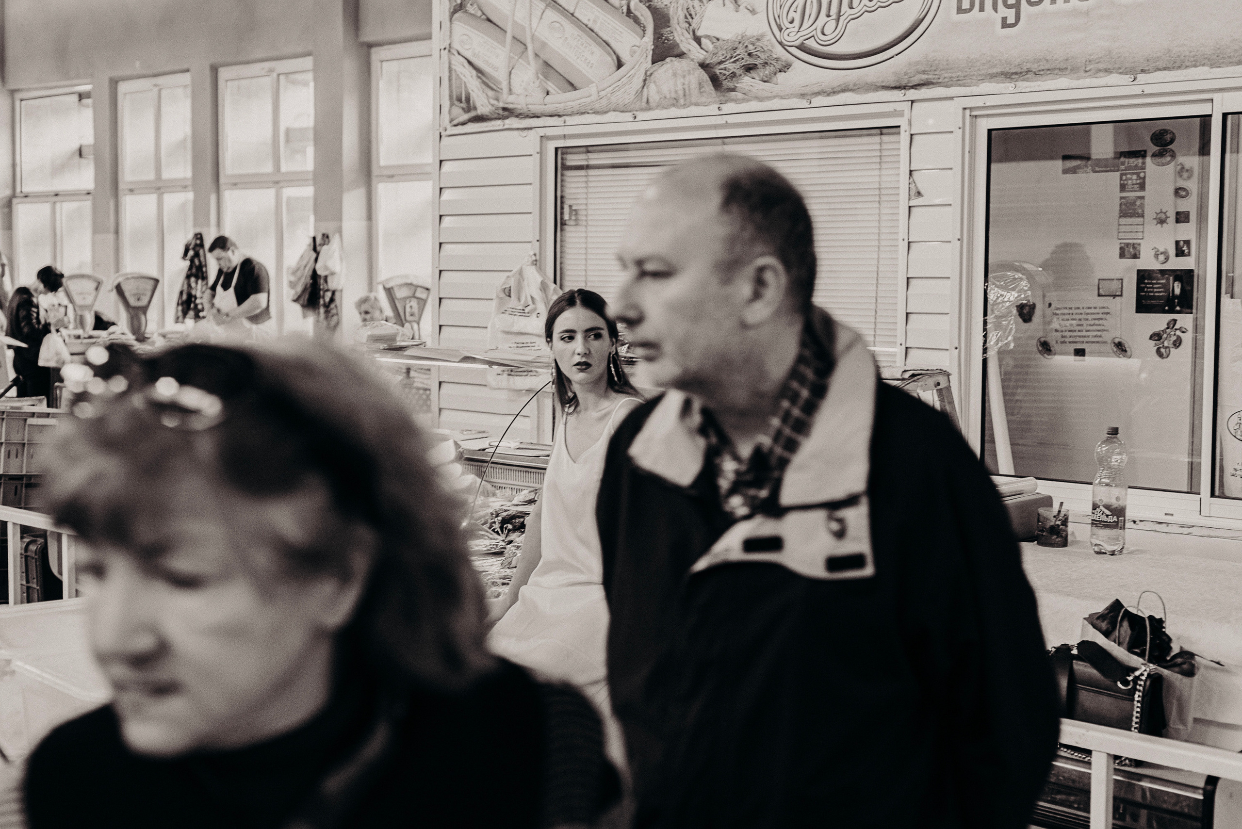 Профессиональная женская портретная съемка в Гуанчжоу, включая студийные и уличные фотографии, с акцентом на индивидуальность, стиль и эмоции. Идеально для социальных сетей, личных проектов, резюме и бизнеса.