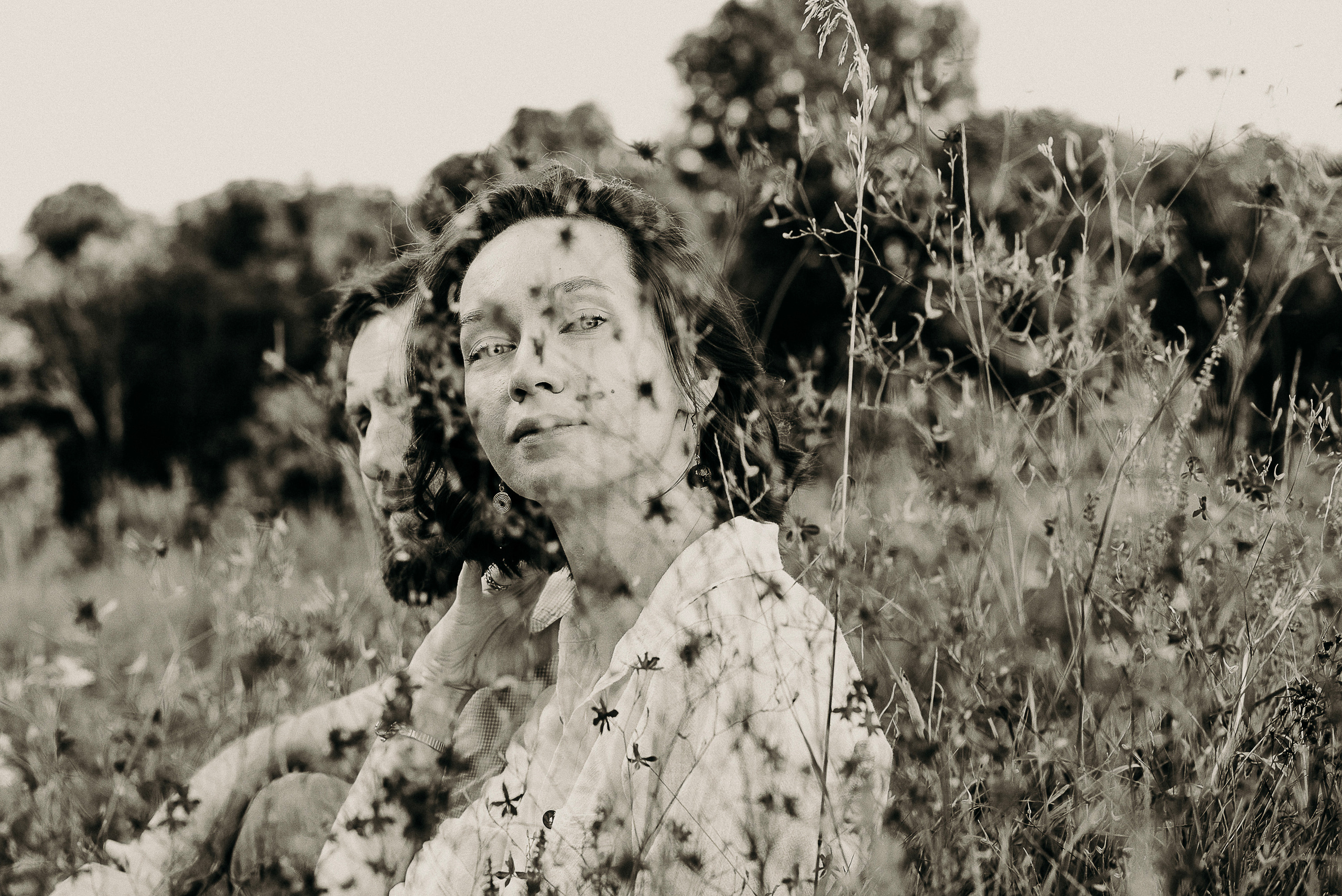 Профессиональная женская портретная съемка в Гуанчжоу, включая студийные и уличные фотографии, с акцентом на индивидуальность, стиль и эмоции. Идеально для социальных сетей, личных проектов, резюме и бизнеса.