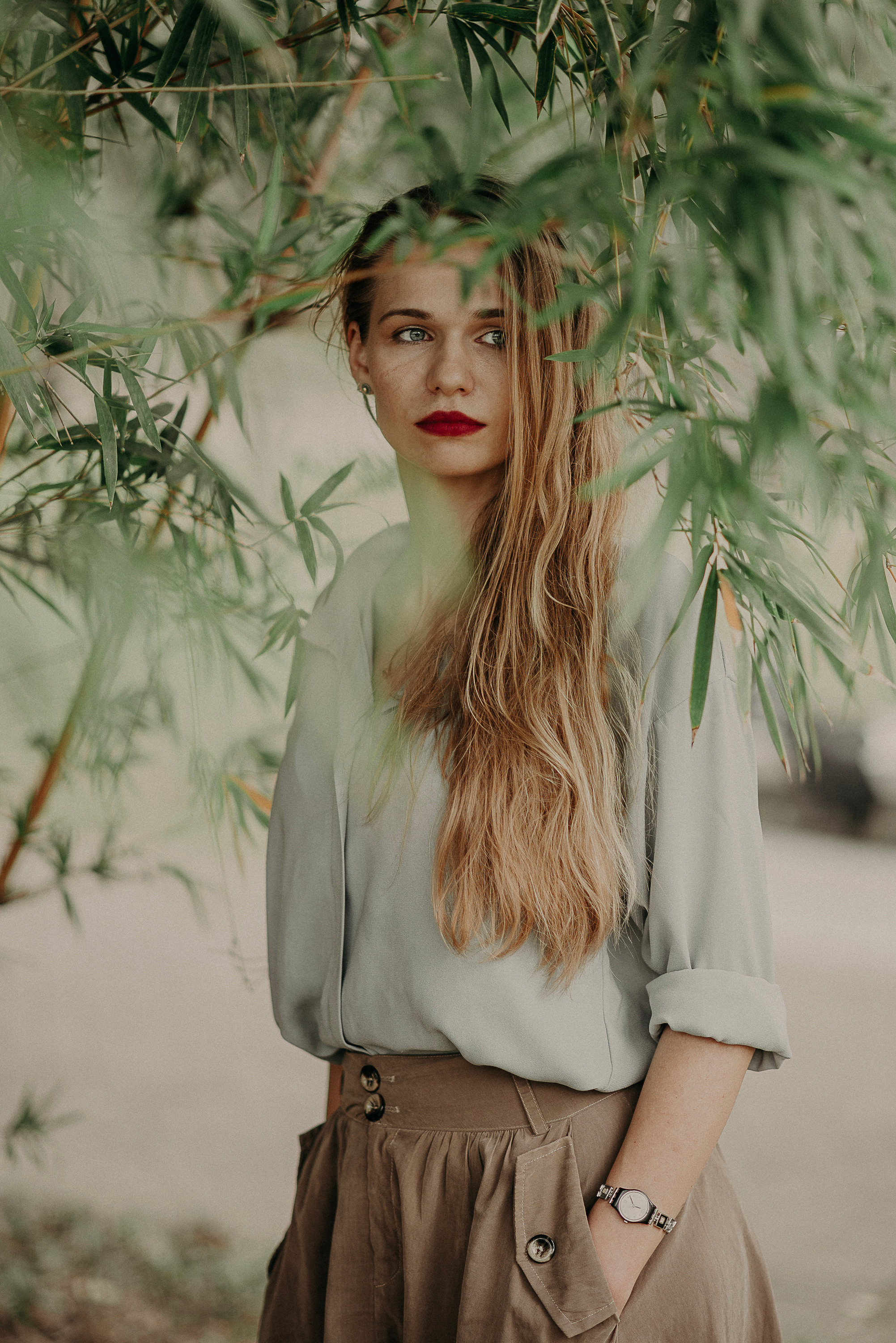 Профессиональная женская портретная съемка в Гуанчжоу, включая студийные и уличные фотографии, с акцентом на индивидуальность, стиль и эмоции. Идеально для социальных сетей, личных проектов, резюме и бизнеса.