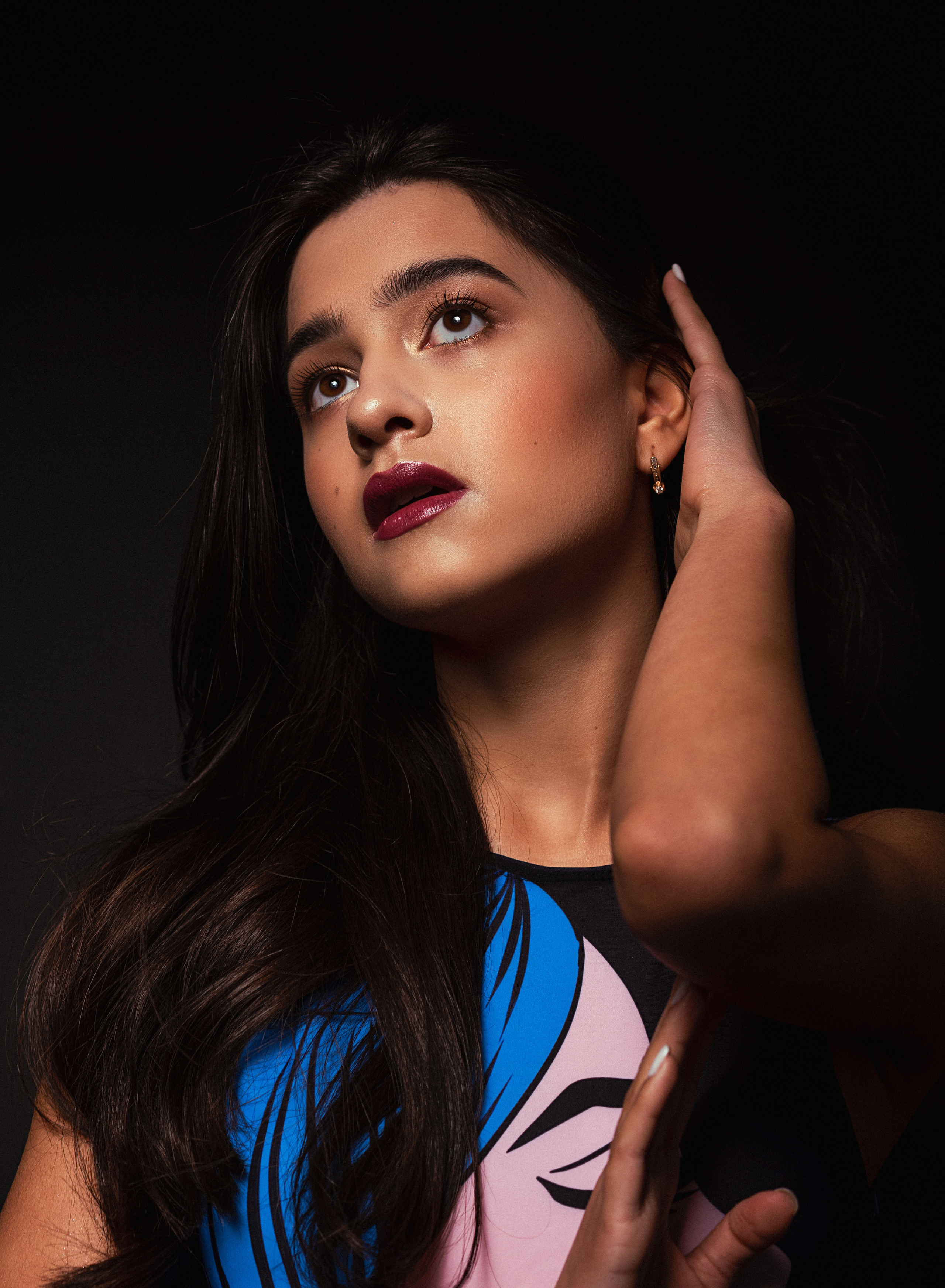 Профессиональная женская портретная съемка в Гуанчжоу, включая студийные и уличные фотографии, с акцентом на индивидуальность, стиль и эмоции. Идеально для социальных сетей, личных проектов, резюме и бизнеса.