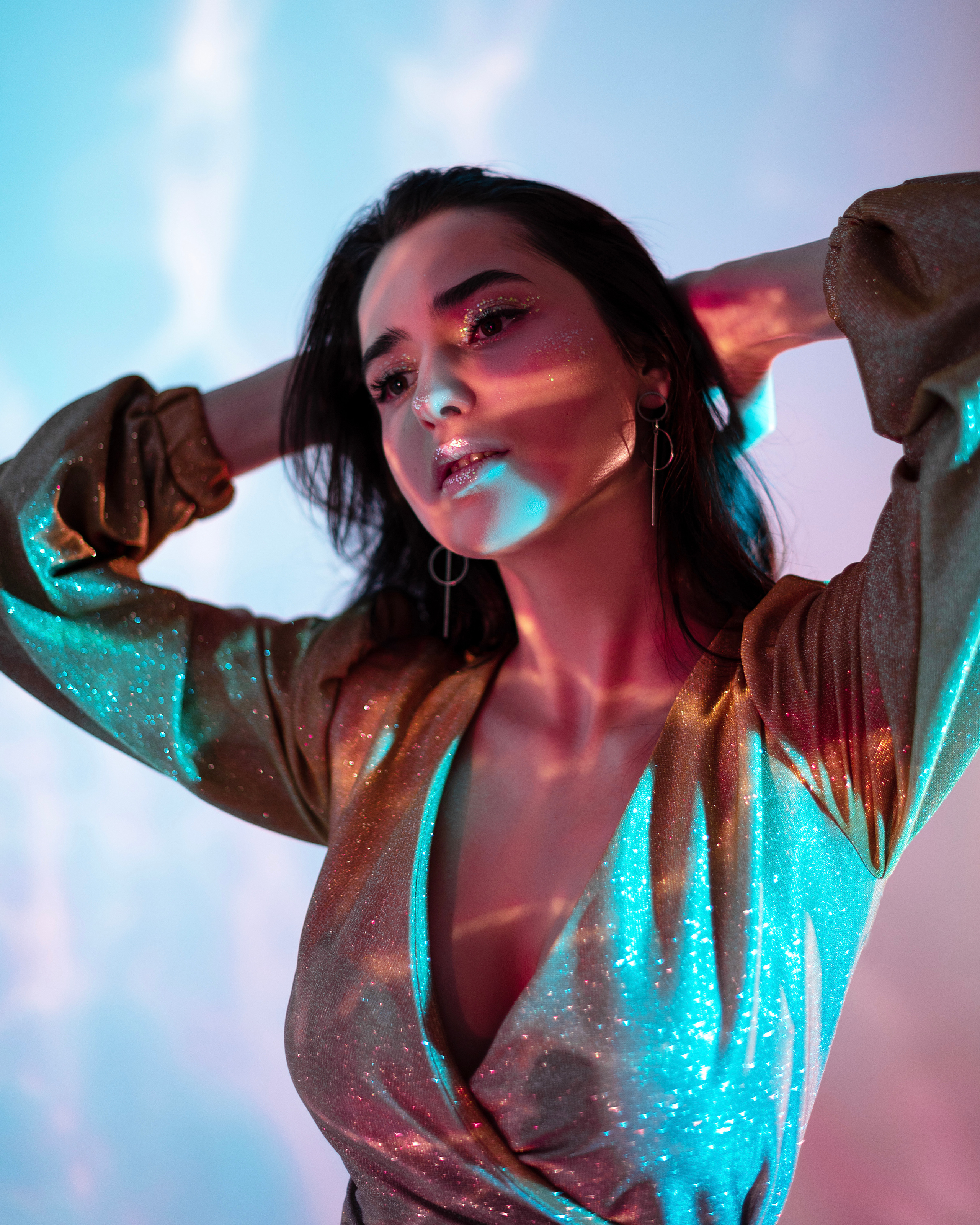 Профессиональная женская портретная съемка в Гуанчжоу, включая студийные и уличные фотографии, с акцентом на индивидуальность, стиль и эмоции. Идеально для социальных сетей, личных проектов, резюме и бизнеса.