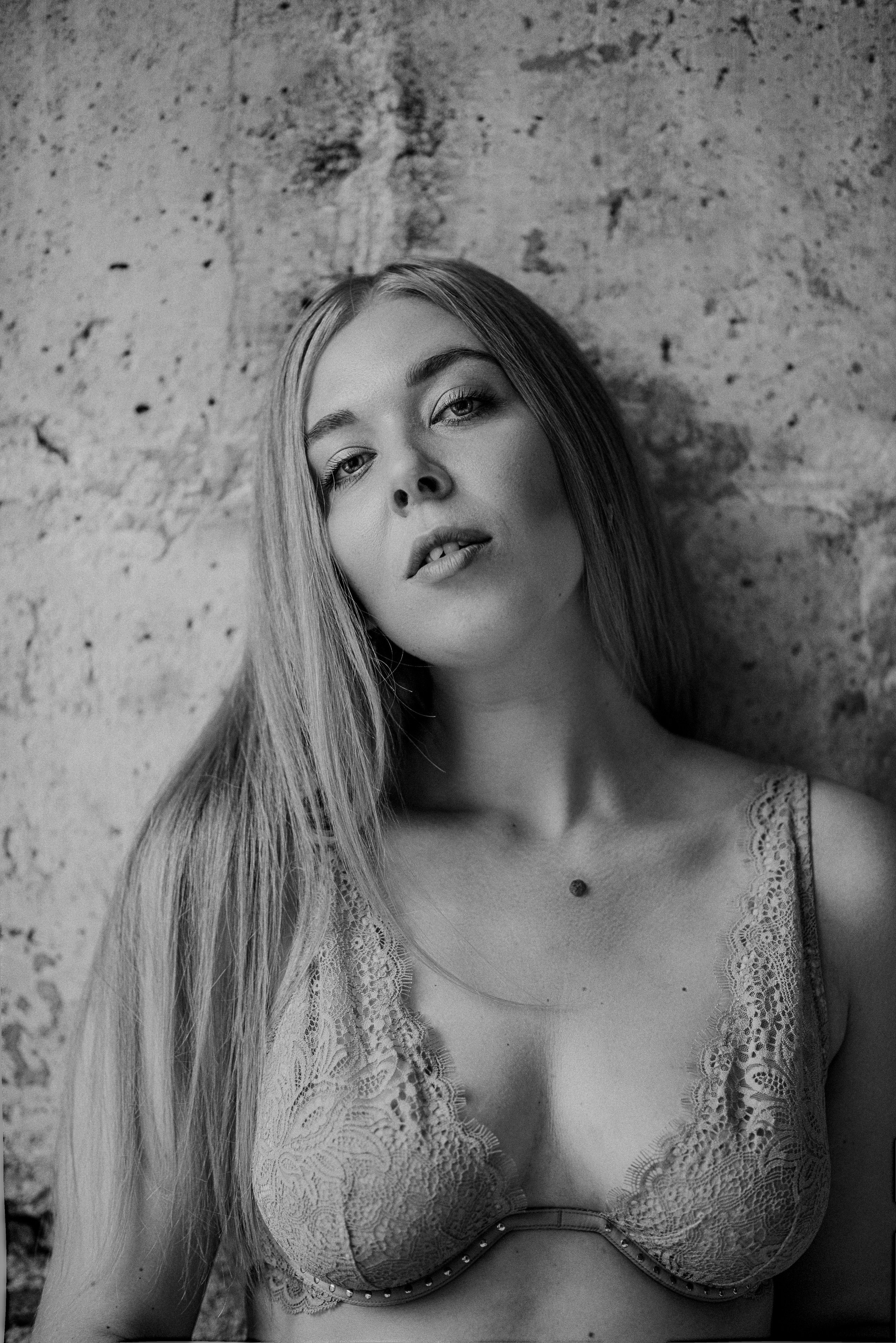 Профессиональная женская портретная съемка в Гуанчжоу, включая студийные и уличные фотографии, с акцентом на индивидуальность, стиль и эмоции. Идеально для социальных сетей, личных проектов, резюме и бизнеса.