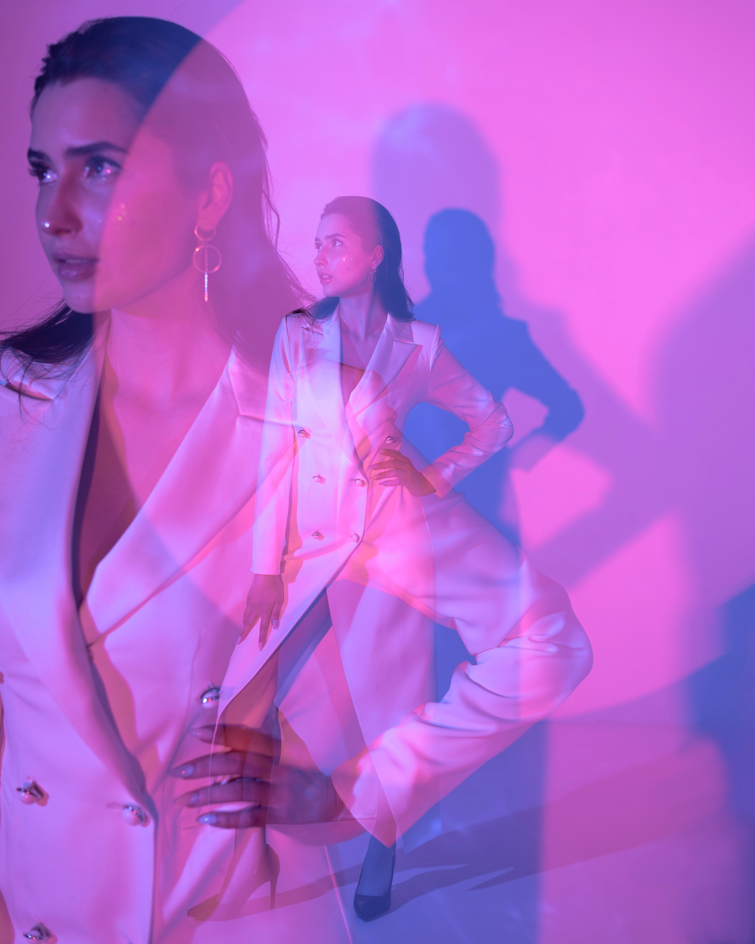 Профессиональная женская портретная съемка в Гуанчжоу, включая студийные и уличные фотографии, с акцентом на индивидуальность, стиль и эмоции. Идеально для социальных сетей, личных проектов, резюме и бизнеса.