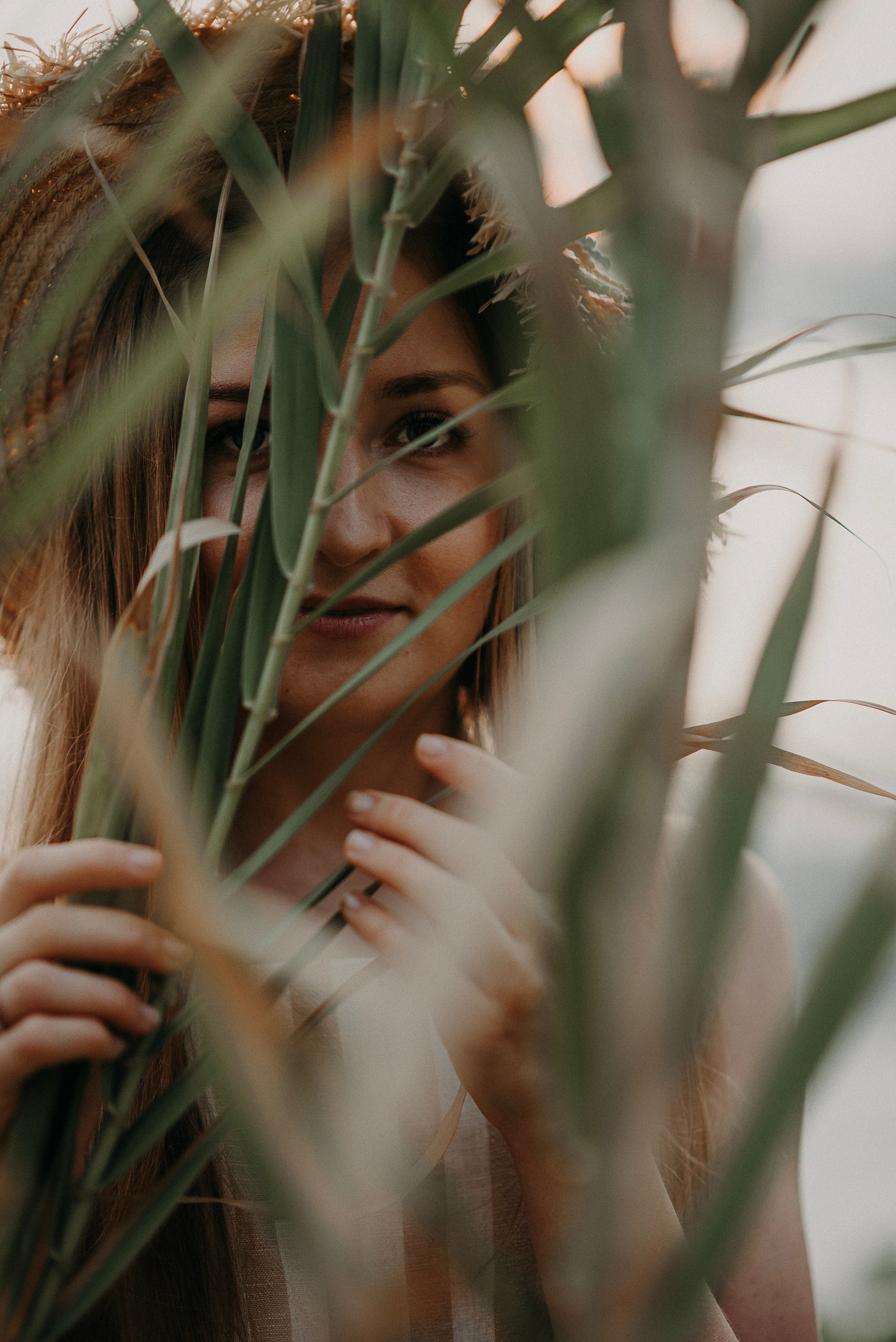 Профессиональная женская портретная съемка в Гуанчжоу, включая студийные и уличные фотографии, с акцентом на индивидуальность, стиль и эмоции. Идеально для социальных сетей, личных проектов, резюме и бизнеса.