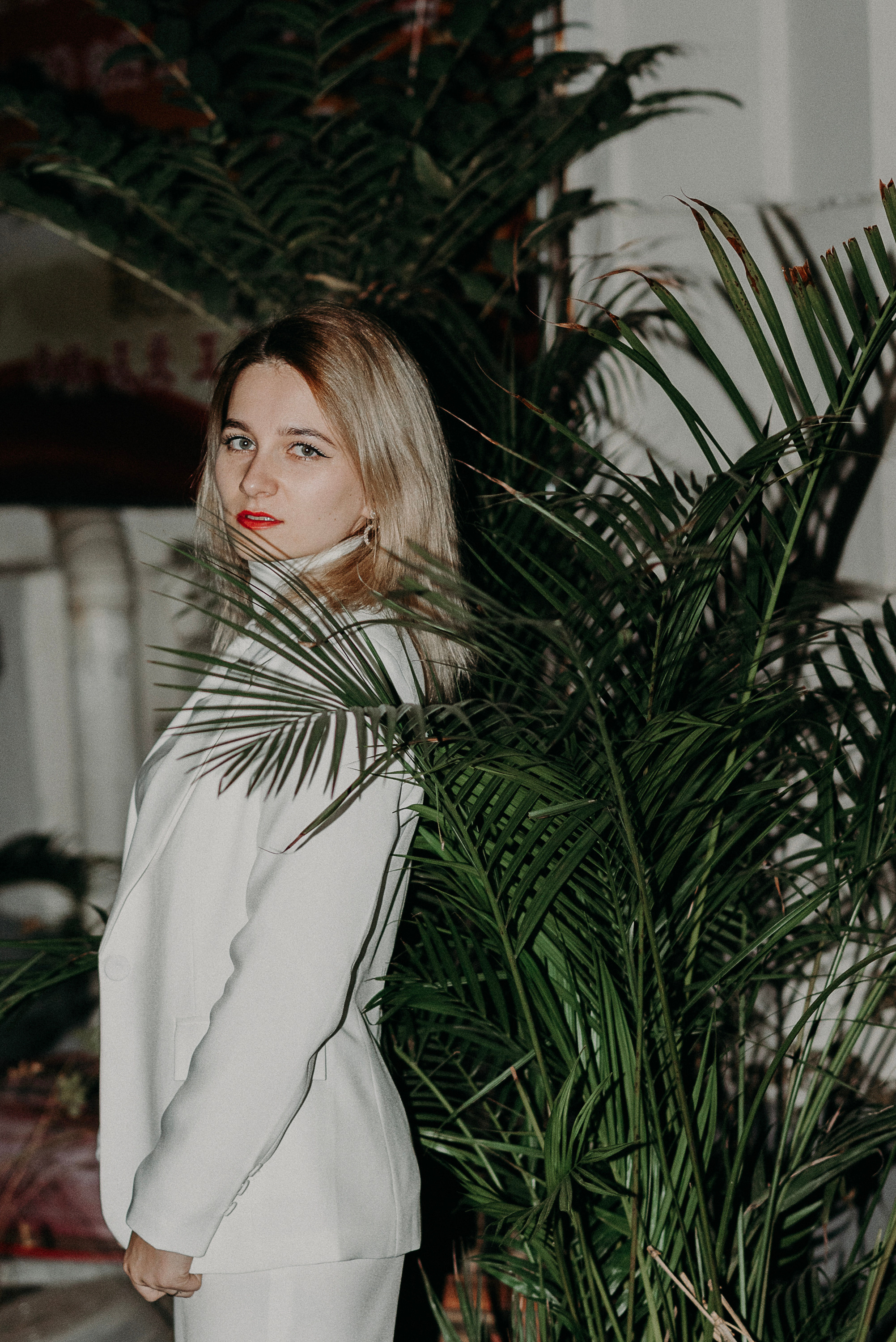 Профессиональная женская портретная съемка в Гуанчжоу, включая студийные и уличные фотографии, с акцентом на индивидуальность, стиль и эмоции. Идеально для социальных сетей, личных проектов, резюме и бизнеса.