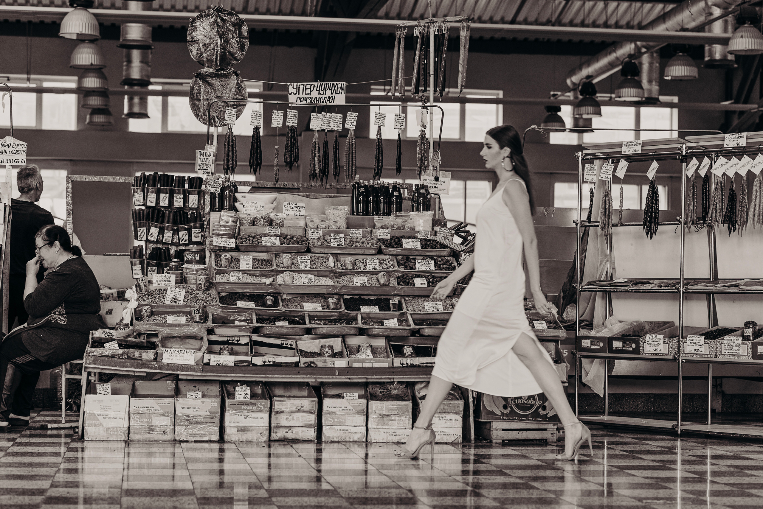 Профессиональная женская портретная съемка в Гуанчжоу, включая студийные и уличные фотографии, с акцентом на индивидуальность, стиль и эмоции. Идеально для социальных сетей, личных проектов, резюме и бизнеса.